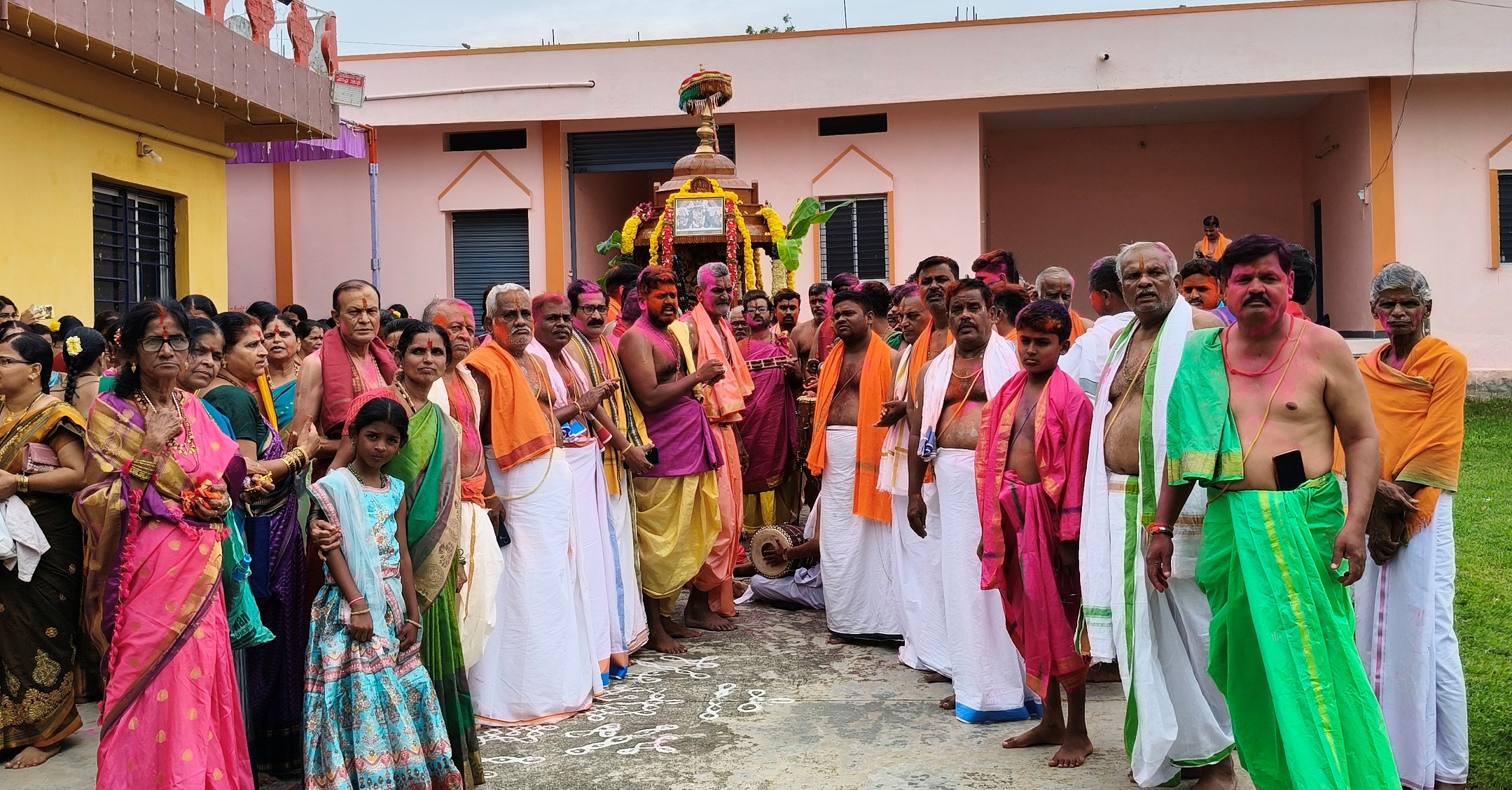 ರಾಯರ ಉತ್ತರಾರಾಧನೆ ಪ್ರಯುಕ್ತ ಲಿಂಗಸುಗೂರು ಪಟ್ಟಣದ ರಾಯರ ಮಠದಲ್ಲಿ ರಥೋತ್ಸವ ಜರುಗಿತು