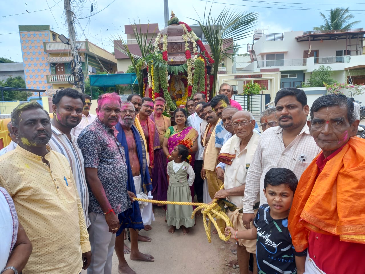 ಮಾನ್ವಿಯಲ್ಲಿ ಮಂಗಳವಾರ ರಾಘವೇಂದ್ರ ತೀರ್ಥ ಗುರುಸಾರ್ವಭೌಮರ ಉತ್ತರಾರಾಧನೆ ಅಂಗವಾಗಿ ಮಹಾರಥೋತ್ಸವ ನಡೆಯಿತು