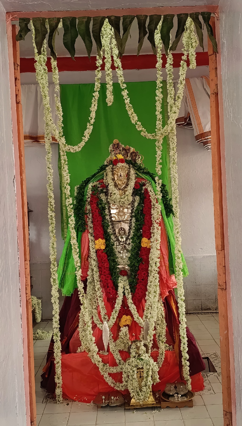 ರಾಘವೇಂದ್ರ ಸ್ವಾಮಿಗಳ ಅಲಂಕೃತ ಬೃಂದಾವನ