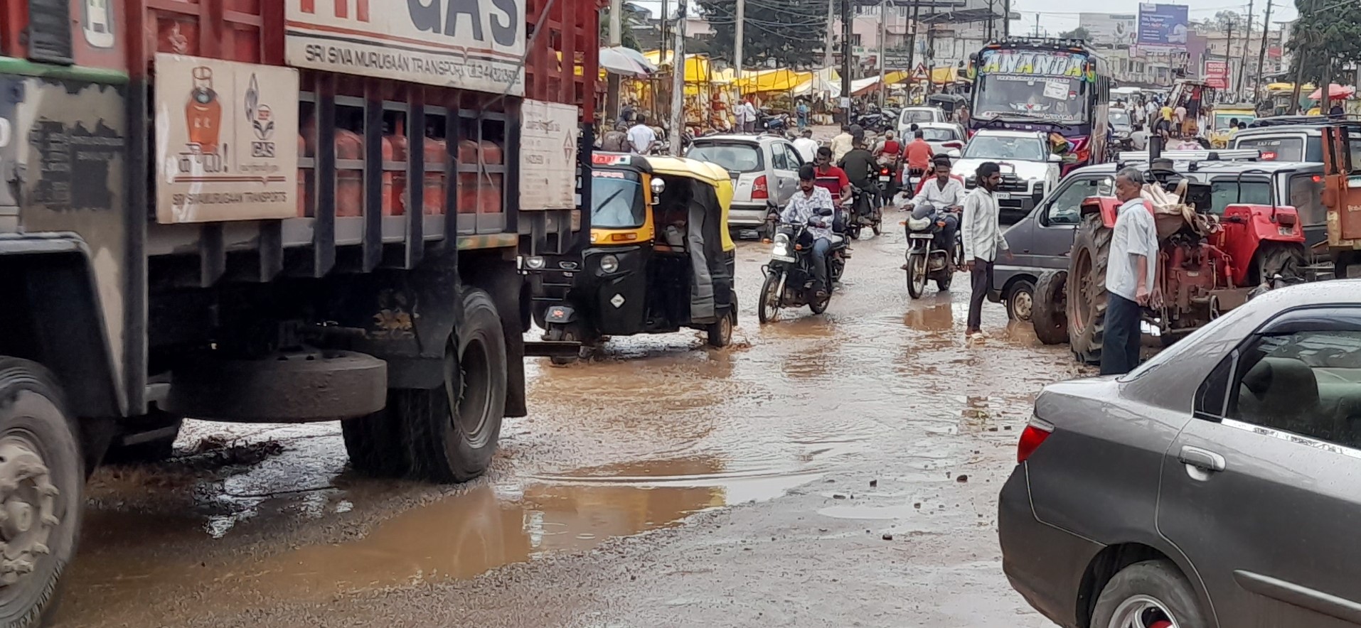 ಬಿ.ಎಚ್.ರಸ್ತೆಯ ಗುಂಡಿಗಳಲ್ಲಿ ನೀರು ನಿಂತು ವಾಹನಗಳು ನಿಧಾನವಾಗಿ ಸಾಗಬೇಕಾದ ಸ್ಥಿತಿ ಇದೆ
