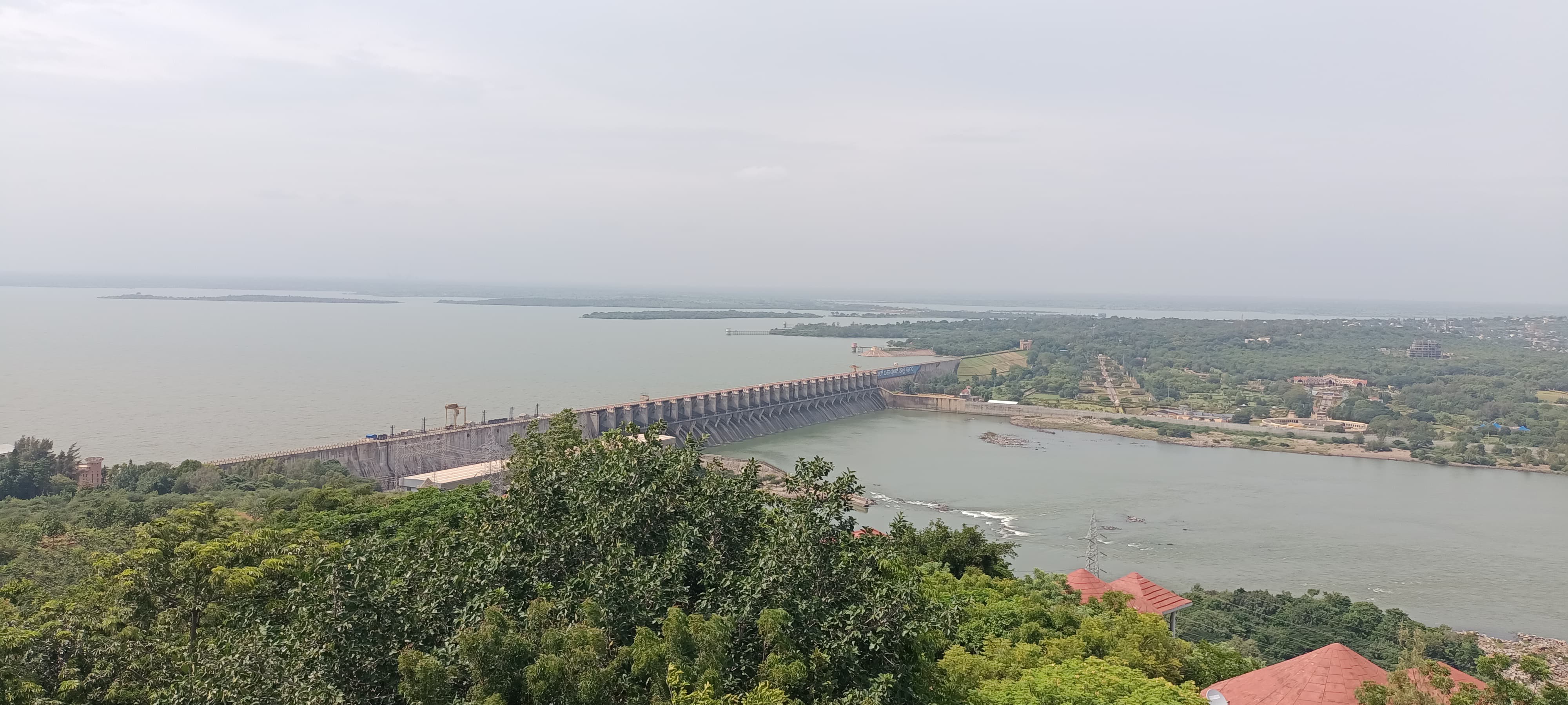 ಆಲಮಟ್ಟಿ ‌ಜಲಾಶಯದ ಬಹುತೇಕ ಭರ್ತಿ ಯಾಗಿದ್ದು ಜಲಾಶಯ ಸೋಮವಾರ ಕಂಡು ಬಂದಿದ್ದು ಹೀಗೆ
