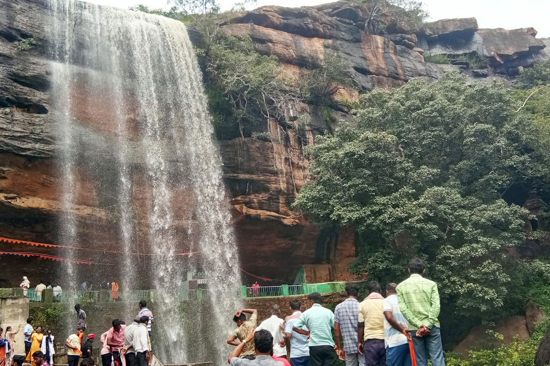 ಬಾದಾಮಿ ಸಮೀಪದ ಬಿ.ಎನ್. ಜಾಲಿಹಾಳ ಗ್ರಾಮದ ಹುಲಿಗೆಮ್ಮನಕೊಳ್ಳದ ಬೆಟ್ಟದಿಂದ ಧುಮ್ಮಿಕ್ಕುವ ಜಲಧಾರೆಯನ್ನು ಪ್ರವಾಸಿಗರು ವೀಕ್ಷಿಸಿ ಸಂಭ್ರಮಿಸಿದರು.