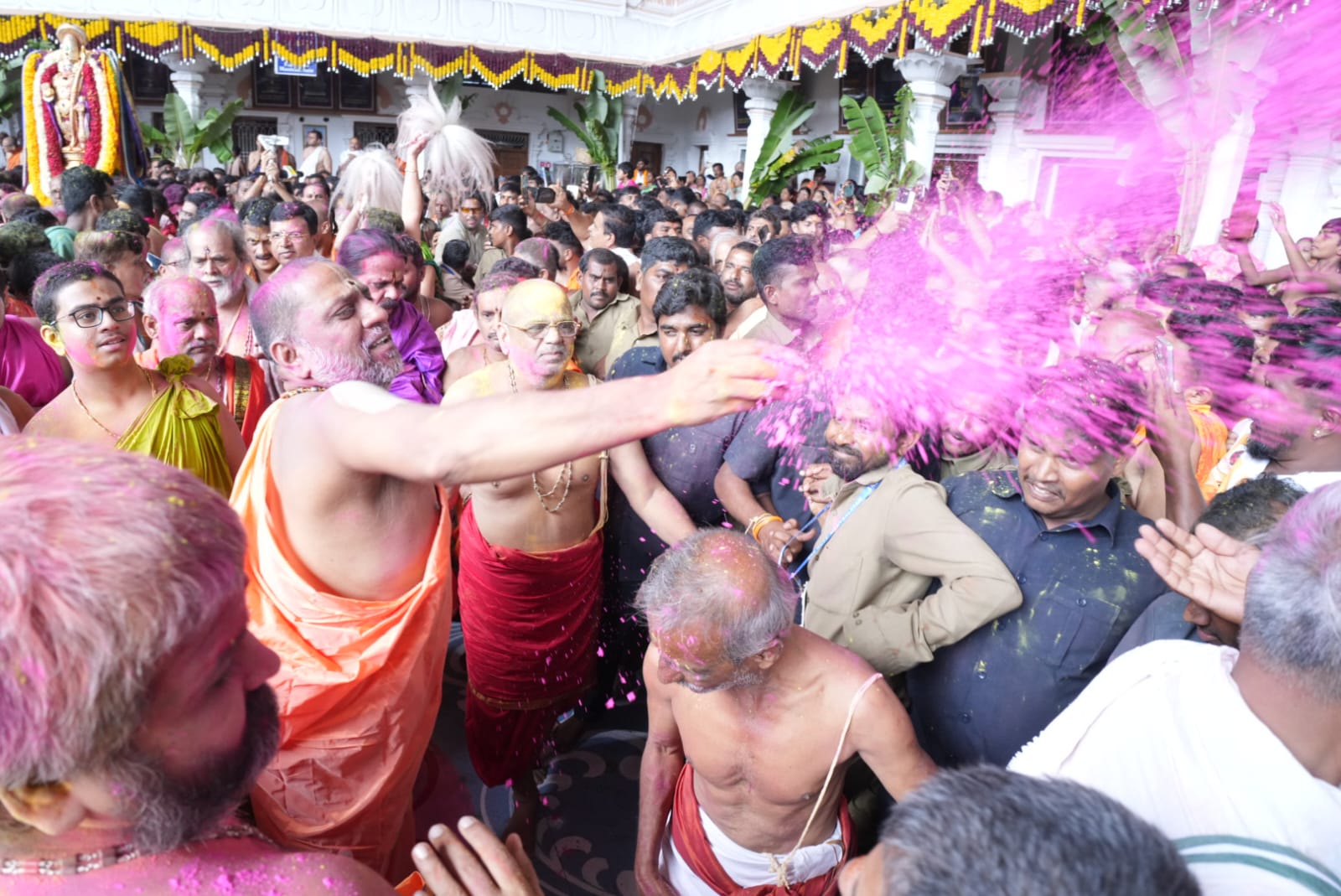 ಮಂತ್ರಾಲಯದಲ್ಲಿ ಸುಬುಧೇಂದ್ರ ತೀರ್ಥರು ಮಠದ ಭಕ್ತರತ್ತ ಗುಲಾಲು ಎರಚಿದರು