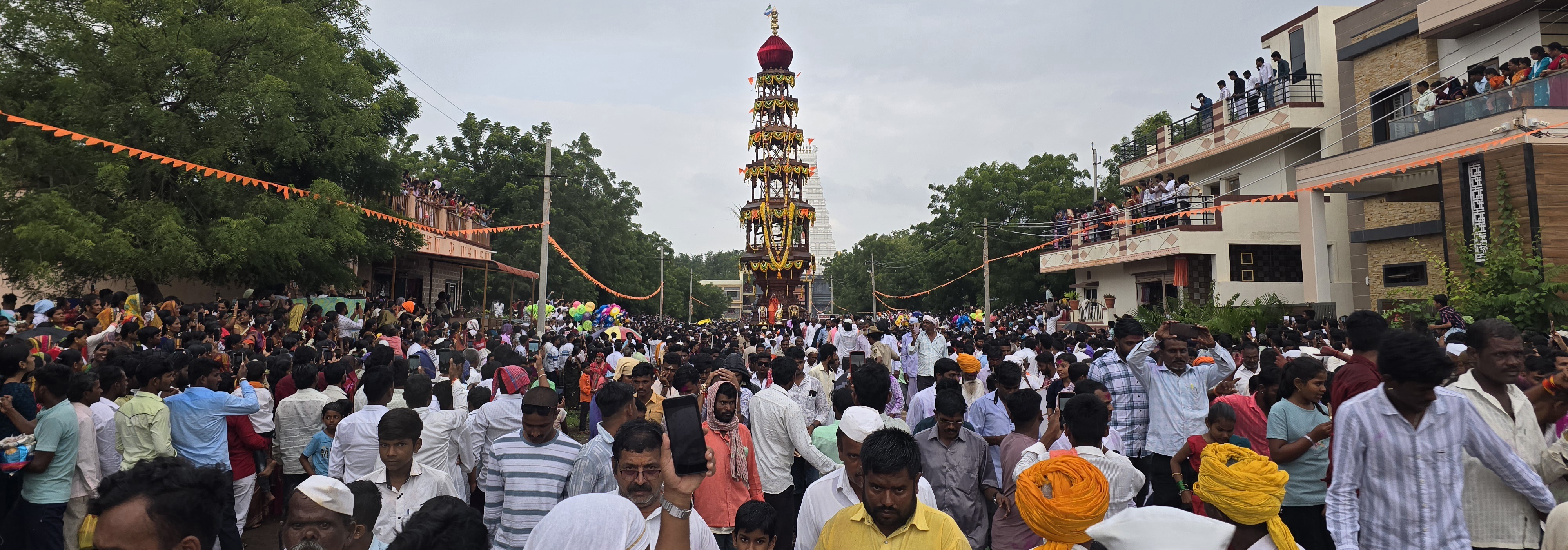 ಹೊರ್ತಿಯ ರೇವಣಸಿದ್ಧೇಶ್ವರ ದೇವಸ್ಥಾನದಲ್ಲಿ ಶ್ರಾವಣ ಮಾಸದ 3ನೇ ಸೋಮವಾರ 14ನೇ ವರ್ಷದ ಬೃಹತ್ ರಥೋತ್ಸವವು ಅಪಾರ ಭಕ್ತರ ಸಮ್ಮುಖದಲ್ಲಿ ಜರುಗಿತು