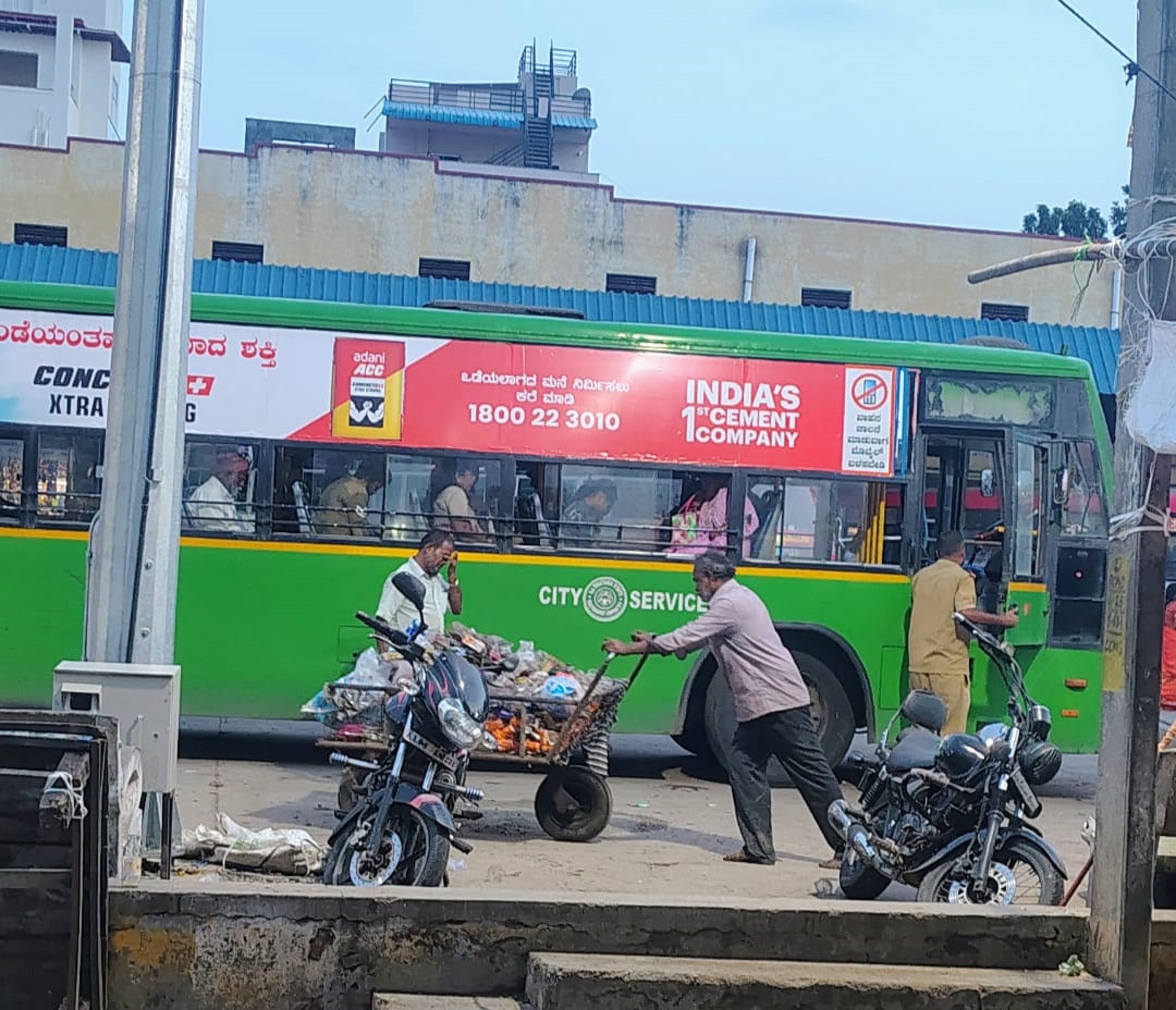 ಬಸ್‌ ನಿಲ್ದಾಣದಲ್ಲಿ ಮಂಗಳವಾರ ಸಂಜೆ ಕಸದ ತ್ಯಾಜ್ಯ ಸಾಗಿಸುತ್ತಿರುವ ನಗರಸಭೆ ಸಿಬ್ಬಂದಿ