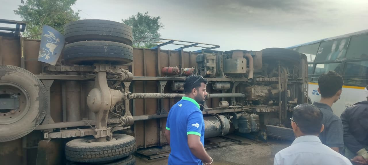 ಮಲೇಬೆನ್ನೂರು ಸಮೀಪದ ಕುಂಬಳೂರು ಗ್ರಾಮದ ಹೊರವಲಯದಲ್ಲಿ ಸಿಲಿಂಡರ್ ತುಂಬಿದ್ದ ಲಾರಿ ಮಂಗಳವಾರ ಪಲ್ಟಿಯಾಗಿರುವುದು