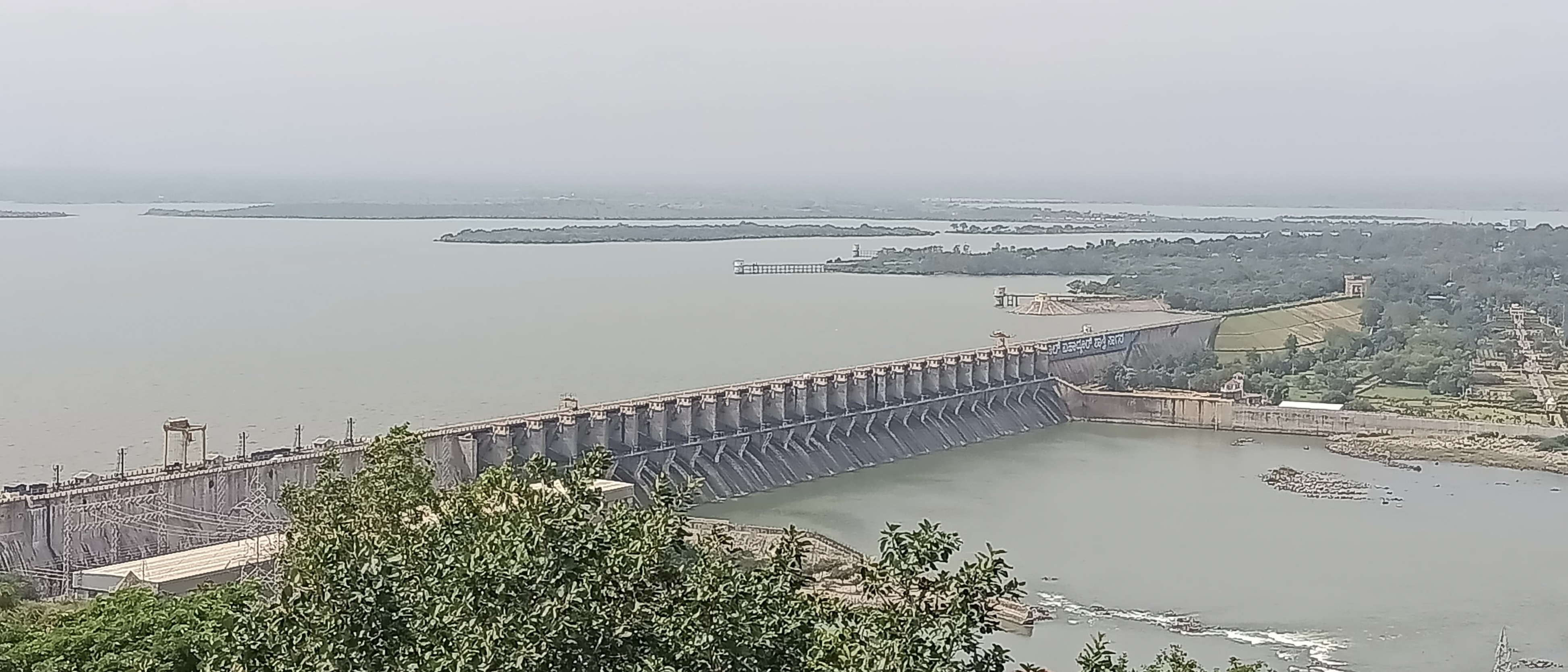 ಆಲಮಟ್ಟಿ ‌ಜಲಾಶಯದ ಬಹುತೇಕ ಭರ್ತಿ ಯಾಗಿದ್ದು ಜಲಾಶಯ ಸೋಮವಾರ ಕಂಡು ಬಂದಿದ್ದು ಹೀಗೆ