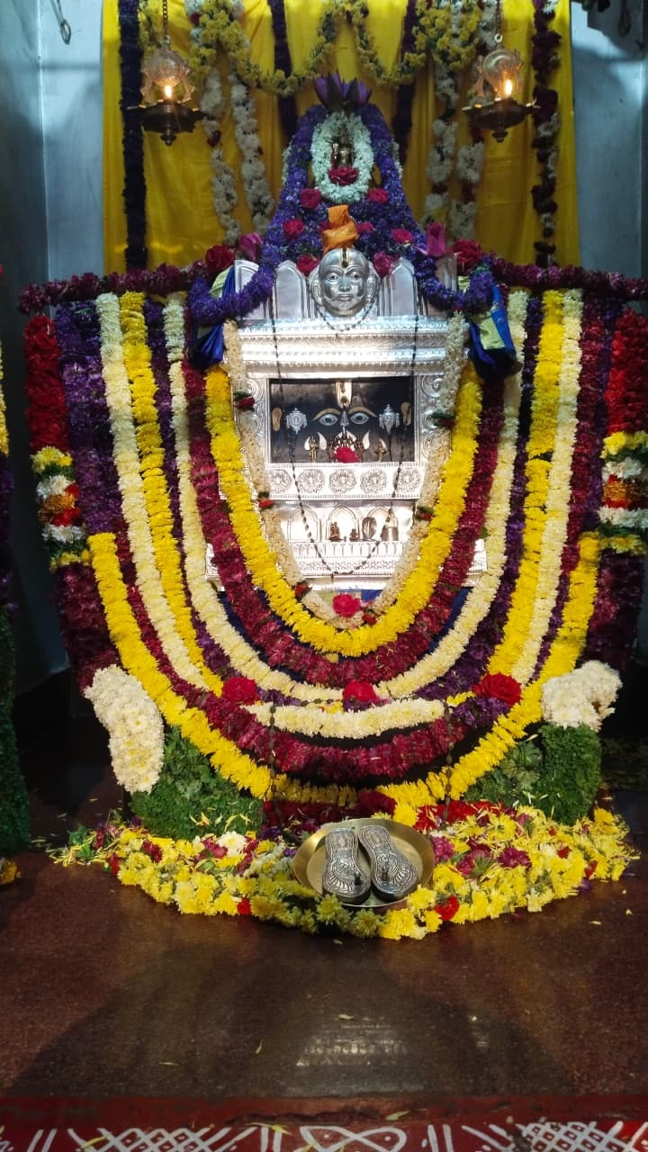 ಹೊಸಪೇಟೆ ಟಿ.ಬಿ.ಡ್ಯಾಂ ಆಂಜನೇಯ ದೇವಸ್ಥಾನದ ರಾಯರ ಬೃಂದಾವನಕ್ಕೆ ಬೆಳ್ಳಿ ಕವಚದಿಂದ ಅಲಂಕಾರ ಮಾಡಲಾಯಿತು