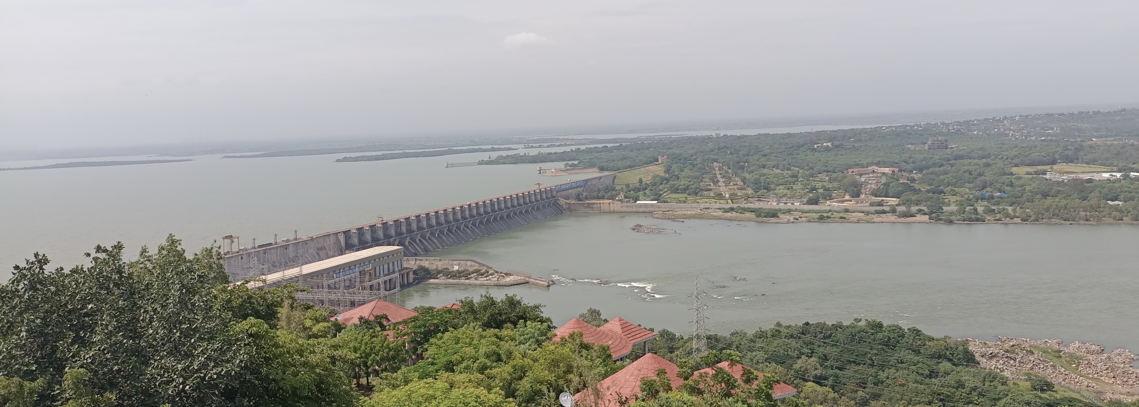 ಆಲಮಟ್ಟಿ ‌ಜಲಾಶಯದ ಬಹುತೇಕ ಭರ್ತಿ ಯಾಗಿದ್ದು ಜಲಾಶಯ ಸೋಮವಾರ ಕಂಡು ಬಂದಿದ್ದು ಹೀಗೆ