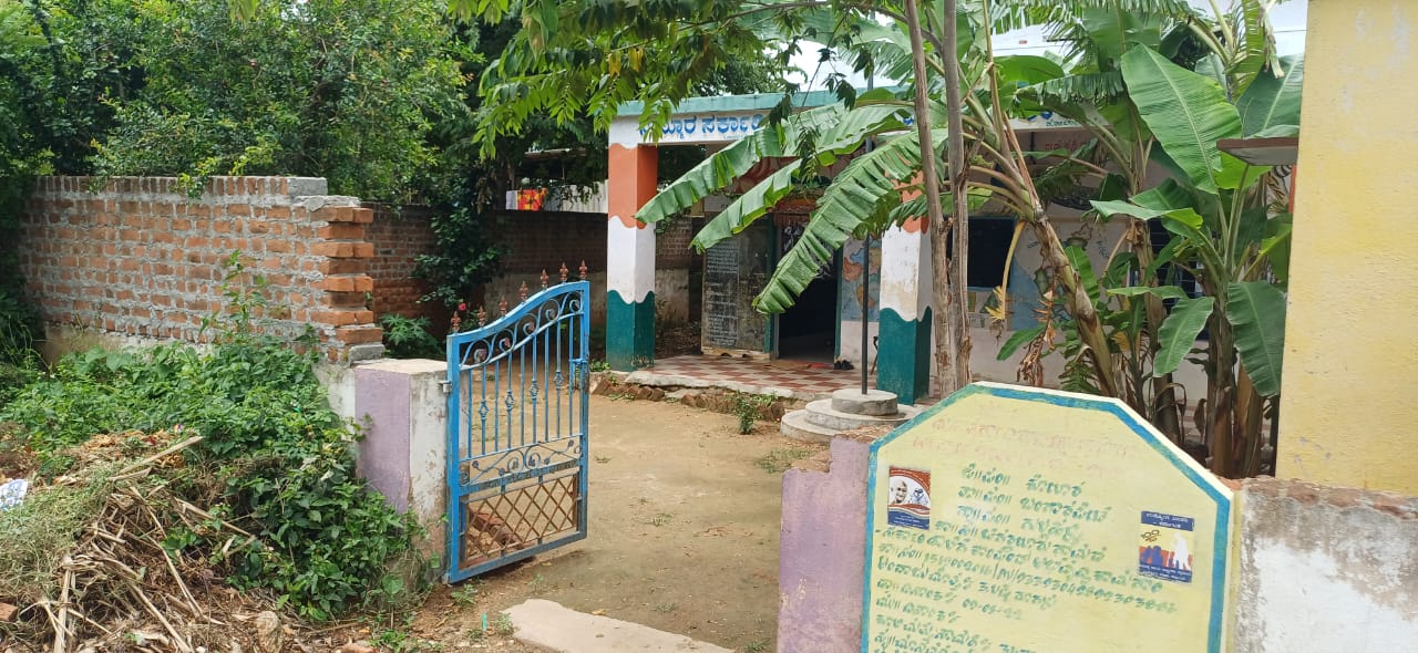 ಅರ್ಧಕ್ಕೆ ನಿಂತಿರುವ ಕಾಂಪೌಂಡ್ ಕಾಮಗಾರಿ 