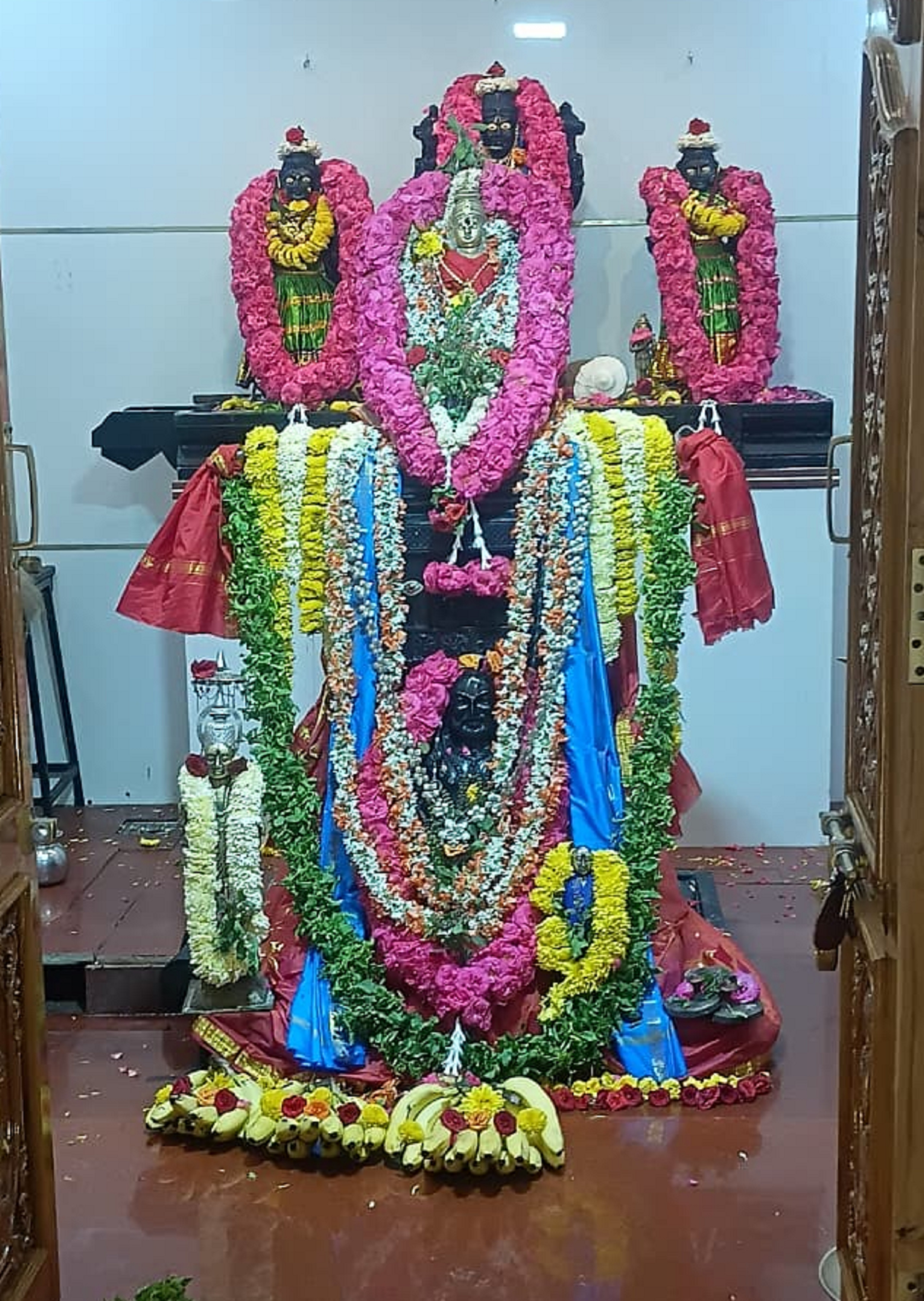 ಕಲಬುರಗಿಯ ಬಸವೇಶ್ವರನಗರ ರಾಘವೇಂದ್ರ ಸ್ವಾಮಿ ಮಠದಲ್ಲಿ ಉತ್ತರಾರಾಧಾನೆ ಅಂಗವಾಗಿ ವೃಂದಾವನಕ್ಕೆ ವಿಶೇಷ ಅಲಂಕಾರ ಮಾಡಲಾಗಿತ್ತು
