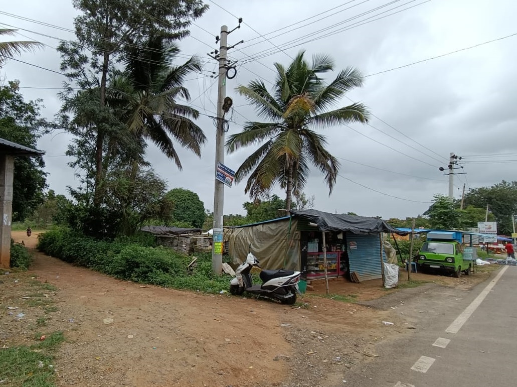ಸ್ಮಾರಕಕ್ಕೆ ತೆರಳುವ ರಸ್ತೆ ಎದುರಿಗಿರುವ ಅಂಗಡಿ