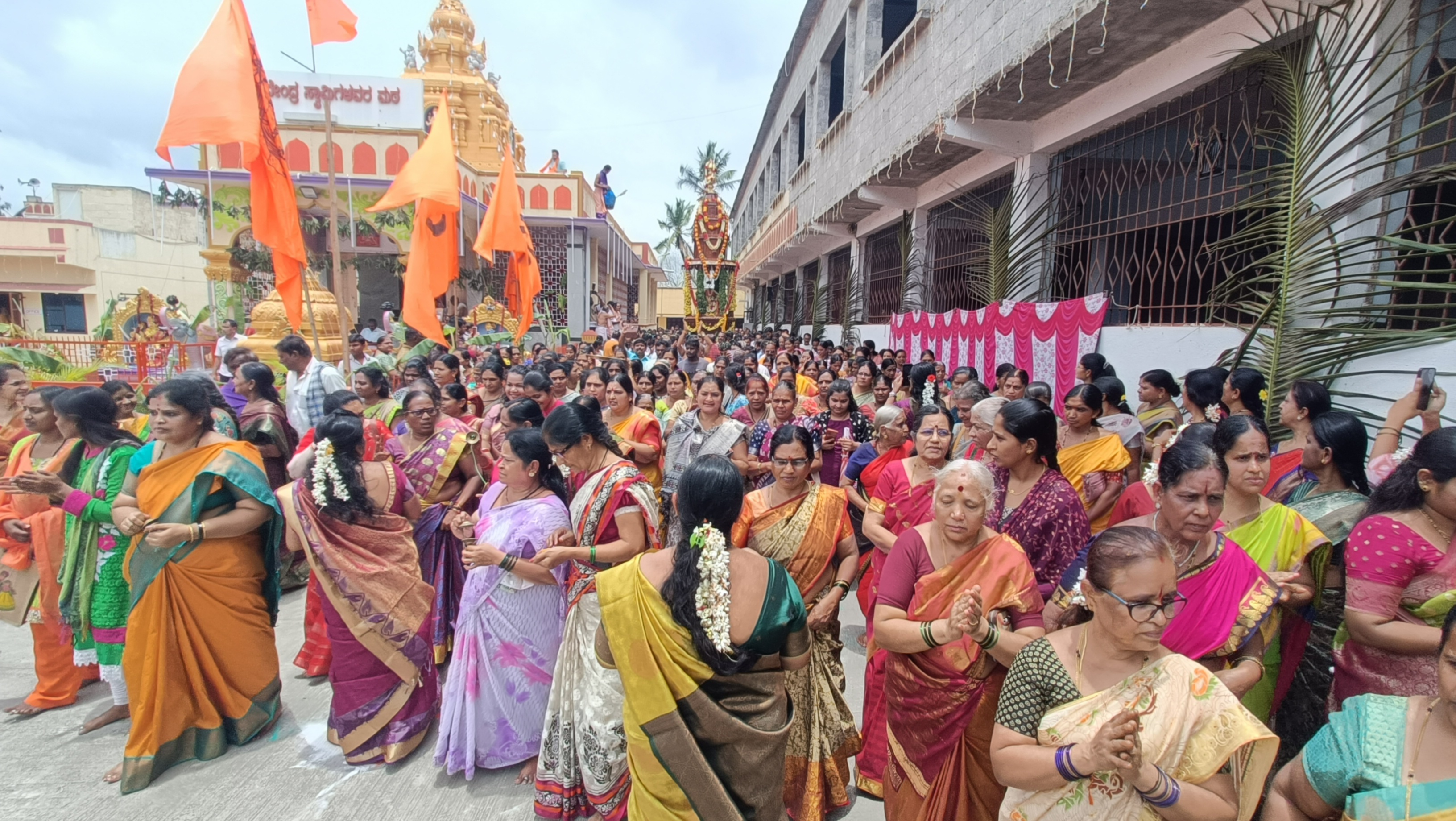  ಹರಿಹರ: ಹರಿಹರದ ರಾಘವೇಂದ್ರ ಸ್ವಾಮಿ ಮಠದಲ್ಲಿ ಆರಾಧನಾ ಮಹೋತ್ಸವ ನಿಮಿತ್ತ ಮಂಗಳವಾರ ನೂರಾರು ಭಕ್ತರ ಸಮ್ಮುಖದಲ್ಲಿ ಮಹಾರಥೋತ್ಸವವನ್ನು ಶ್ರದ್ದಾಭಕ್ತಿಯಿಂದ ನೆರೆವೇರಿಸಲಾಯಿತು. 