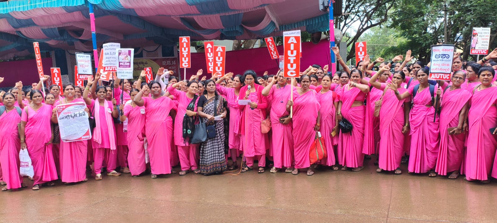 ಧಾರವಾಡದ ಜಿಲ್ಲಾಧಿಕಾರಿ ಕಚೇರಿ ಮುಂಭಾಗದಲ್ಲಿ ಆಶಾ ಕಾರ್ಯಕರ್ತೆಯರು ಪ್ರತಿಭಟನೆ ನಡೆಸಿದರು