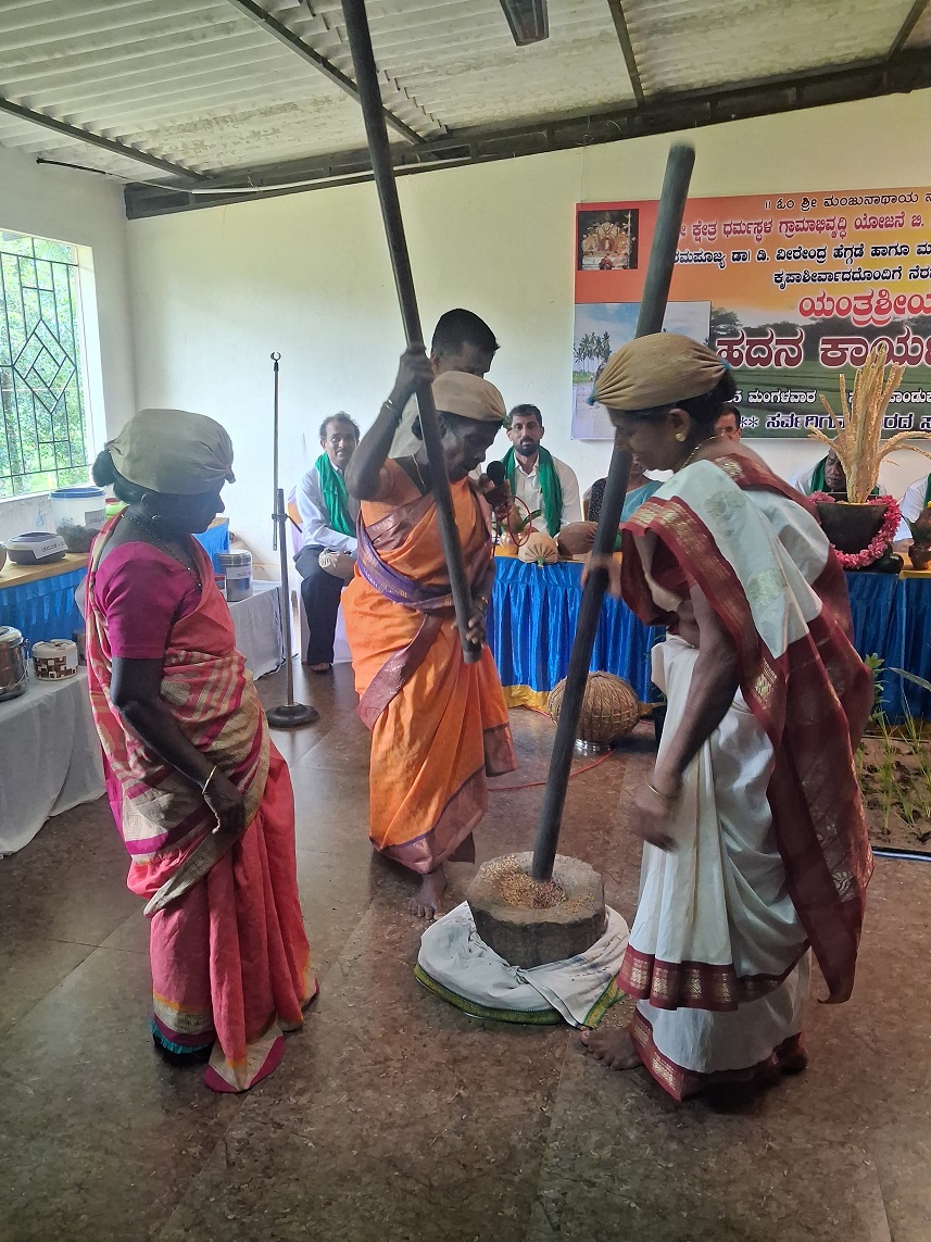 ಭತ್ತ ಕುಟ್ಟುವುದು ಗಮನ ಸೆಳೆಯಿತು.