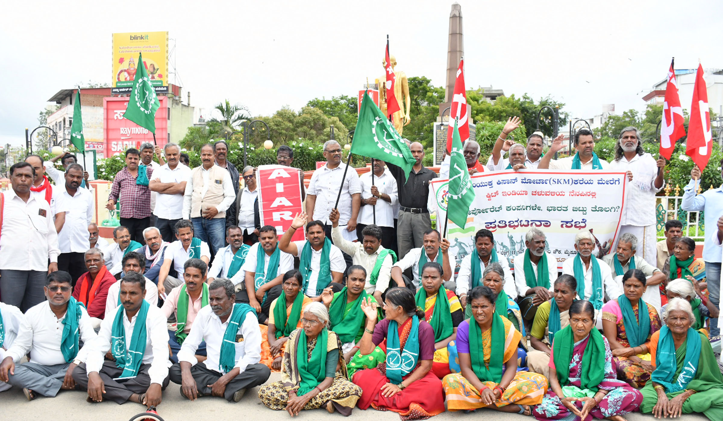 ಸಂಯುಕ್ತ ಕಿಸಾನ್ ಮೋರ್ಚಾವು ಕ್ವಿಟ್ ಇಂಡಿಯಾ ಚಳವಳಿಯ ನೆನಪಿನಲ್ಲಿ ಕರೆ ನೀಡಿರುವ ಪ್ರತಿಭಟನೆ ಬೆಂಬಲಿಸಿ ಗಾಂಧಿ ವೃತ್ತದಲ್ಲಿ ಸಂಯುಕ್ತ ಹೋರಾಟ ಕರ್ನಾಟಕ ಸಂಘಟನೆಯ ಸದಸ್ಯರು ಪ್ರತಿಭಟಿಸಿದರು