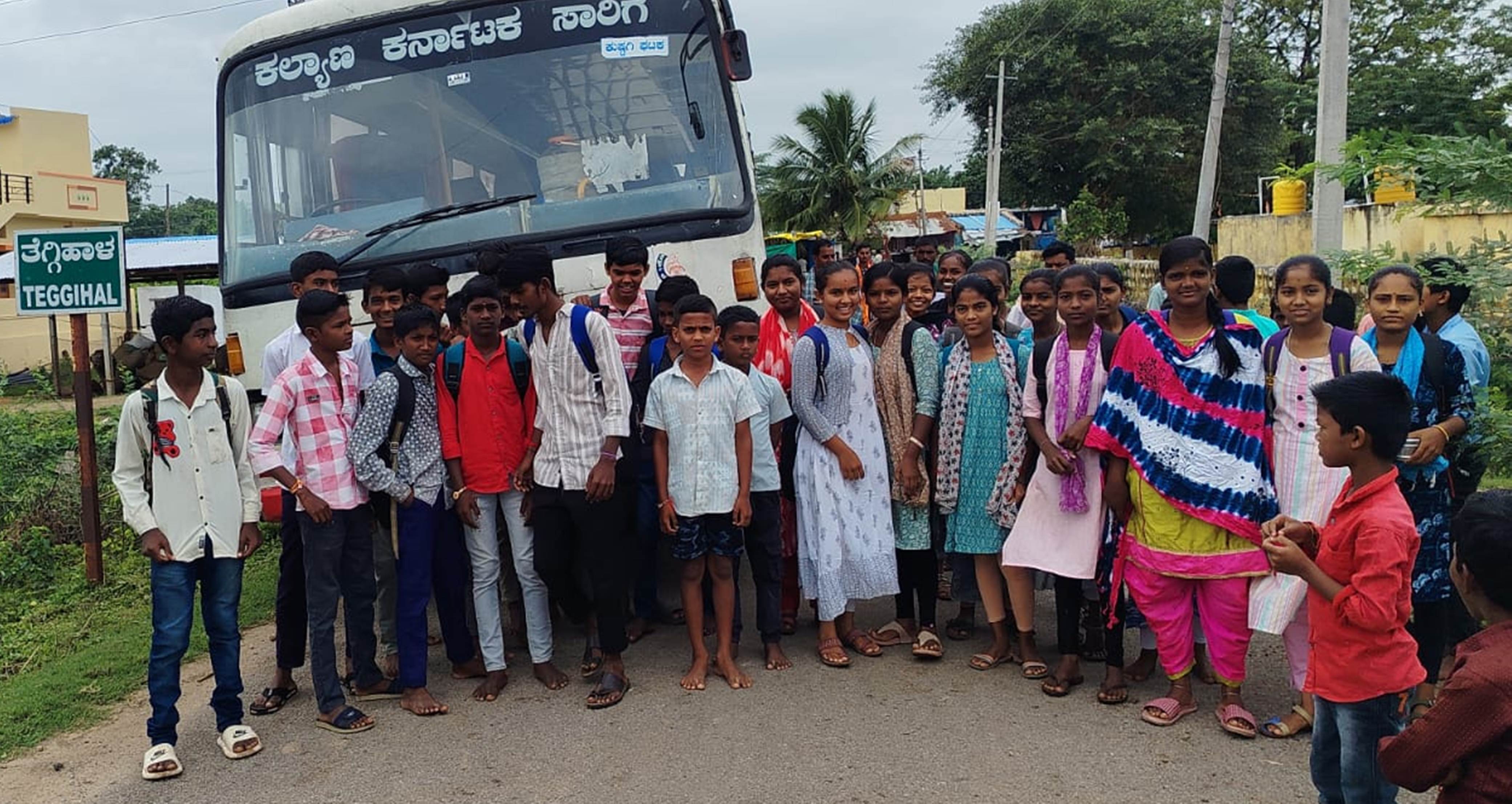 ಕುಷ್ಟಗಿ ತಾಲ್ಲೂಕು ತೆಗ್ಗಿಹಾಳದಲ್ಲಿ ವಿದ್ಯಾರ್ಥಿಗಳು ಬುಧವಾರ ಸಾರಿಗೆ ಬಸ್‌ ನಿಲ್ಲಿಸಿದ್ದರು