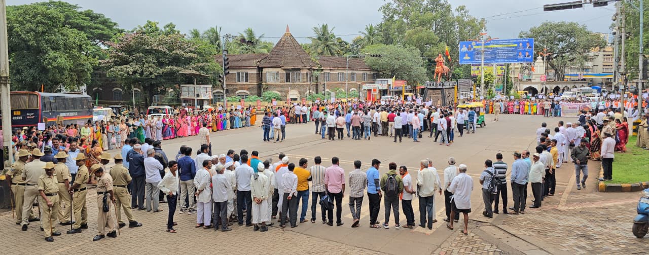 ಬೆಳಗಾವಿಯಲ್ಲಿ ಭಕ್ತರು, ವಿವಿಧ ಸಂಘ–ಸಂಸ್ಥೆಯವರಿಂದ ಪ್ರತಿಭಟನೆ