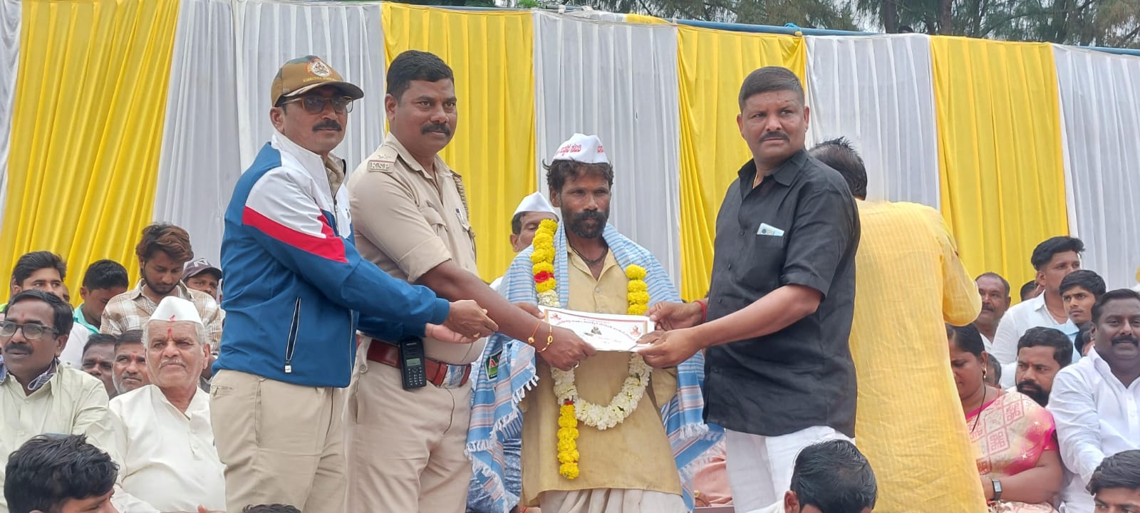 ಬಸವನಬಾಗೇವಾಡಿ ಜಾತ್ರೋತ್ಸವದಲ್ಲಿ ಜರುಗಿದ ಕಸರತ್ತು ಪ್ರದರ್ಶನ ಹಾಗೂ ಭಾರ ಎತ್ತುವ ಸ್ಪರ್ಧೆಯಲ್ಲಿ ಒಳ ಬಿಡಲು ನಿರಾಕರಿಸಿದ ಪೊಲೀಸರಿಂದ ಪ್ರಶಸ್ತಿ ಪಡೆದ ತೆಲಗಿ‌ ಗ್ರಾಮದ ಕಾಂತಪ್ಪ ಈರಗಾರ.