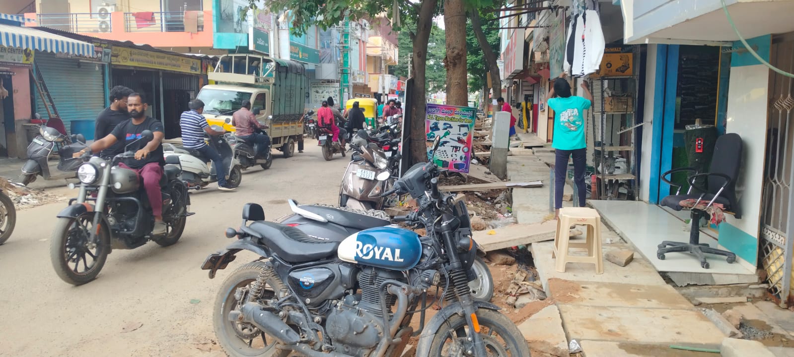 ಗಂಗಮ್ಮ ಗುಡಿ ರಸ್ತೆಯಲ್ಲಿ ಕಣ್ಮರೆಯಾದ ಫುಟ್‌ಪಾತ್