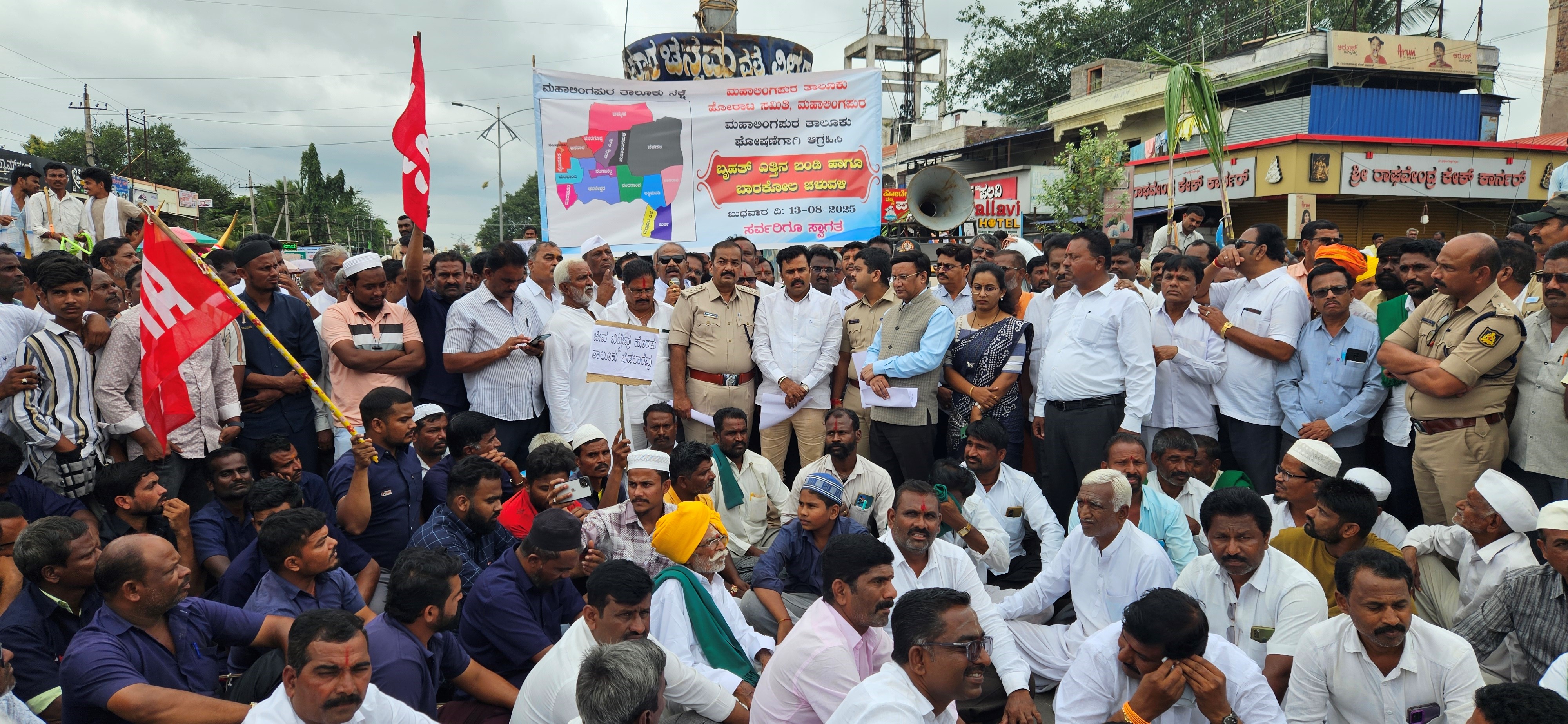 ಮಹಾಲಿಂಗಪುರ ತಾಲ್ಲೂಕು ಕೇಂದ್ರಕ್ಕೆ ಆಗ್ರಹಿಸಿ ಚನ್ನಮ್ಮ ವೃತ್ತದಲ್ಲಿ ತಾಲ್ಲೂಕು ಹೋರಾಟ ಸಮಿತಿ ನಡೆಸಿದ ಪ್ರತಿಭಟನಾ ಸ್ಥಳಕ್ಕೆ ಜಿಲ್ಲಾಧಿಕಾರಿ ಎಸ್ಪಿ ಭೇಟಿ ನೀಡಿ ಹೋರಾಟಗಾರರ ಅಹವಾಲು ಆಲಿಸಿದರು