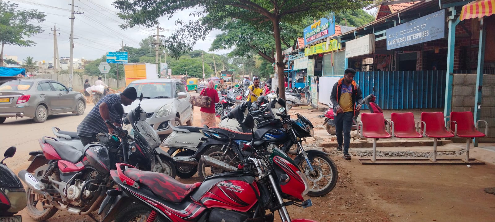 ಆರ್.ಕೆ. ದಮ್ ಬಿರಿಯಾನಿ ಹೋಟೆಲ್ ಮುಂಭಾಗದ ರಸ್ತೆಯಲ್ಲಿ ಪಾದಚಾರಿ ಮಾರ್ಗ ಇಲ್ಲದೆ ಜನರು ರಸ್ತೆಯನ್ನೇ ಅವಲಂಬಿಸಿರುವುದು 