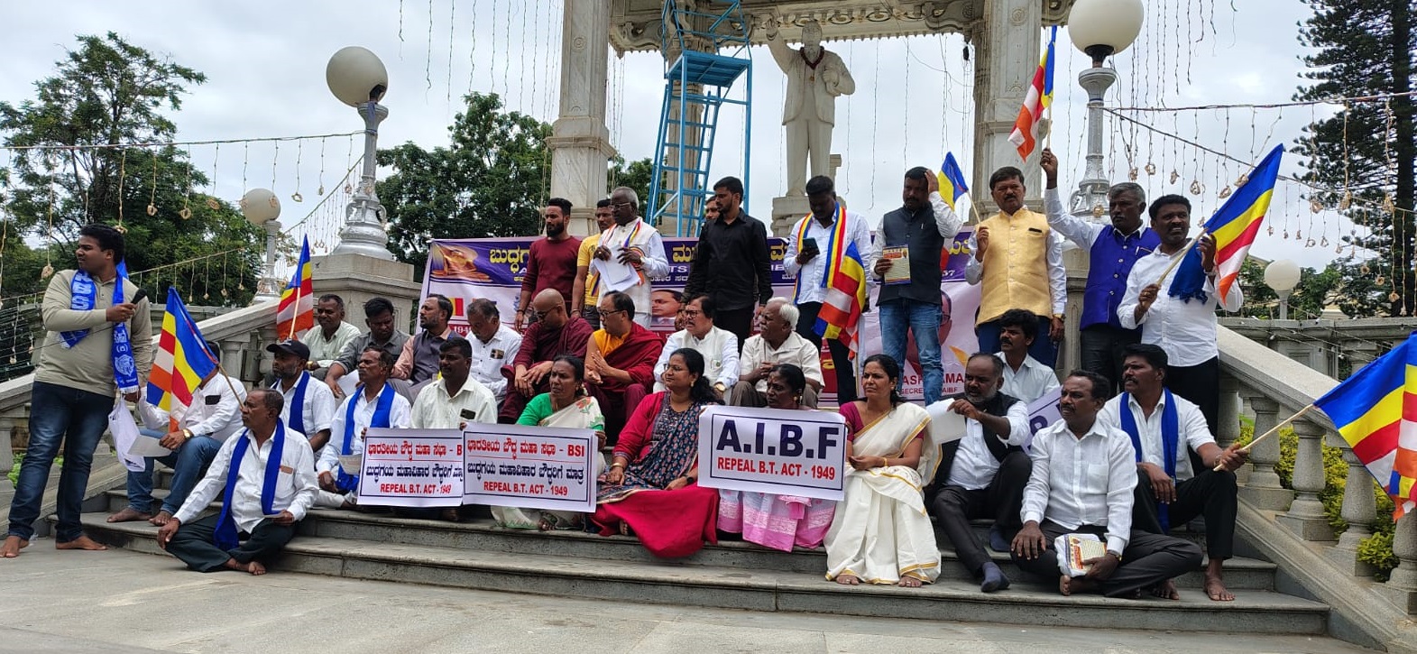 ಮೈಸೂರಿನ ಪುರಭವನ ಆವರಣದಲ್ಲಿರುವ ಅಂಬೇಡ್ಕರ್ ಪ್ರತಿಮೆ ಮುಂಭಾಗ ಭಾರತೀಯ ಬೌದ್ಧ ಮಹಾಸಭಾ ಸದಸ್ಯರು 1947ರ ಬಿ.ಟಿ ಕಾಯ್ದೆ ರದ್ದಾಗಬೇಕು ಎಂದು ಆಗ್ರಹಿಸಿ ಪ್ರತಿಭಟಿಸಿದರು