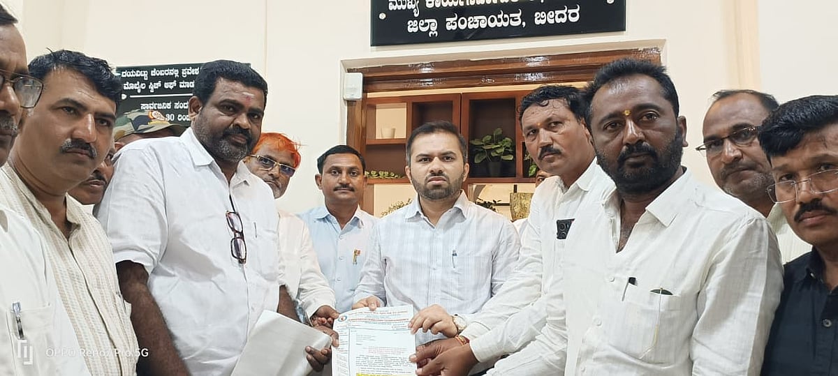 ಬೀದರ್‌: ಕಡತ ಅನುಮೋದನೆಗೆ ಶಿಕ್ಷಕರ ಆಗ್ರಹ