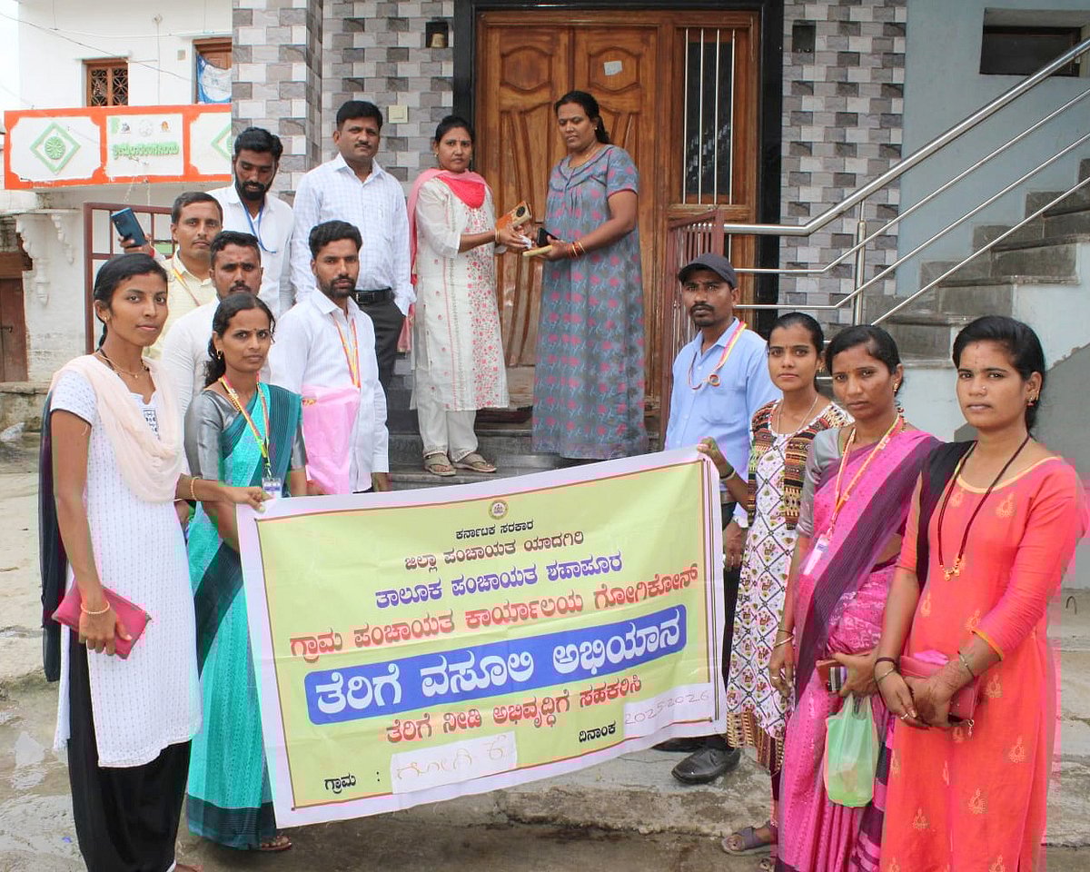 ಶಹಾಪುರ: ತೆರಿಗೆ ಪಾವತಿಸಿದ ಕುಟುಂಬಸ್ಥರಿಗೆ ರಾಖಿ ಕಟ್ಟಿದ ಪಿಡಿಒ!