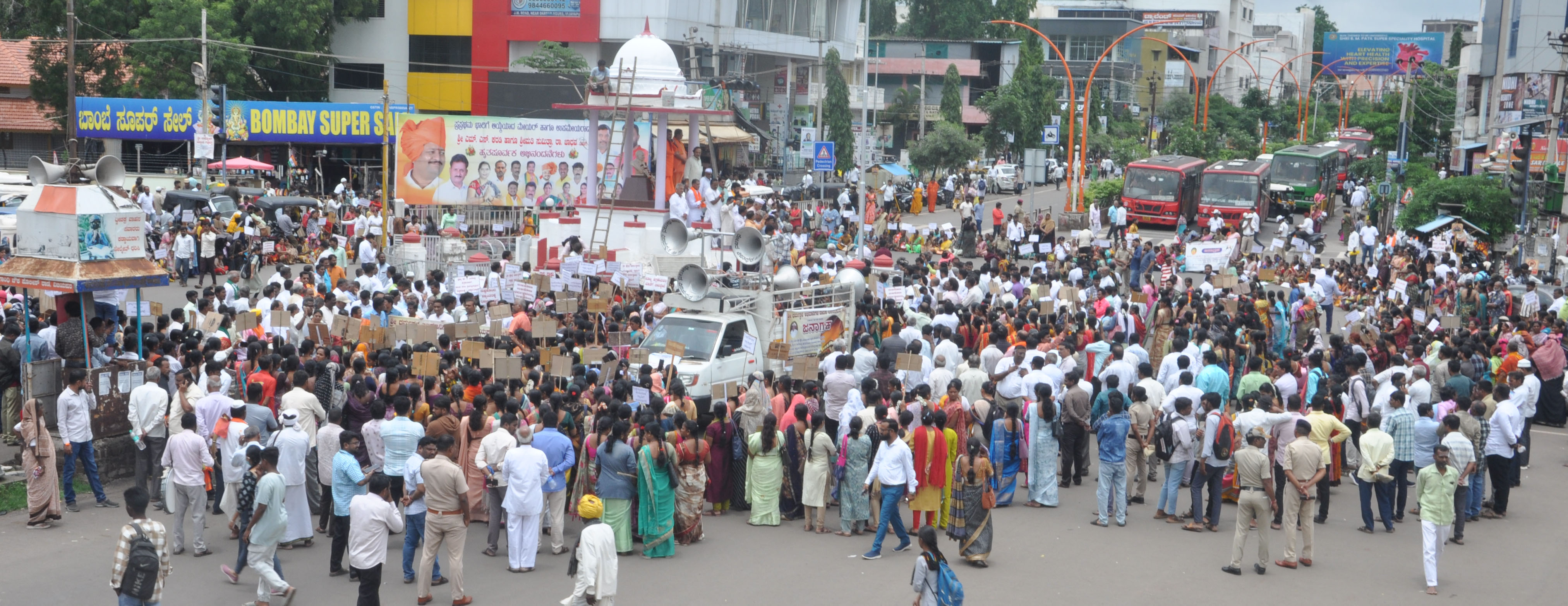 ವಿಜಯಪುರ ನಗರದ ಗಾಂಧಿಚೌಕಿಯಲ್ಲಿ ಬುಧವಾರ ಶ್ರೀ ಧರ್ಮಸ್ಥಳ ಭಕ್ತಾಭಿಮಾನಿಗಳ ವೇದಿಕೆ ನೇತೃತ್ವದಲ್ಲಿ ನಡೆದ ಪ್ರತಿಭಟನೆಯಲ್ಲಿ ಸಾವಿರಾರು ಜನರು ಪಾಲ್ಗೊಂಡಿದ್ದರು   –ಪ್ರಜಾವಾಣಿ ಚಿತ್ರ