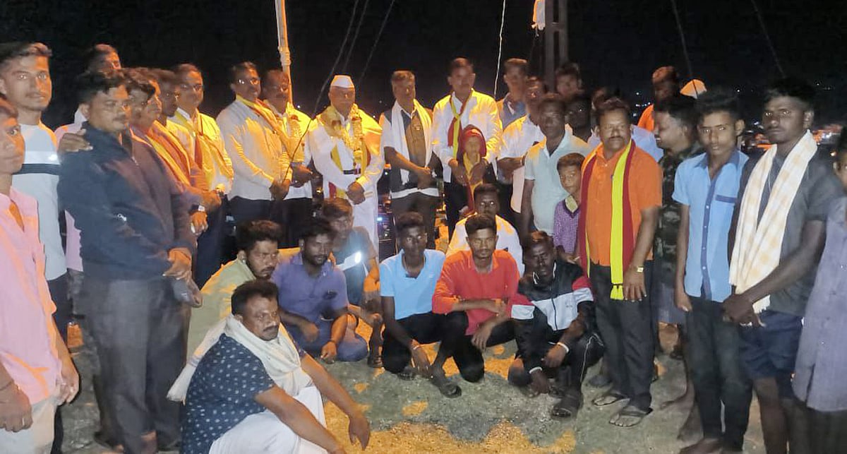 ಮುಂಡರಗಿ | ಕನ್ನಡ ಕ್ರಾಂತಿ ಸೇನೆ: ಮಧ್ಯರಾತ್ರಿ ಧ್ವಜಾರೋಹಣ