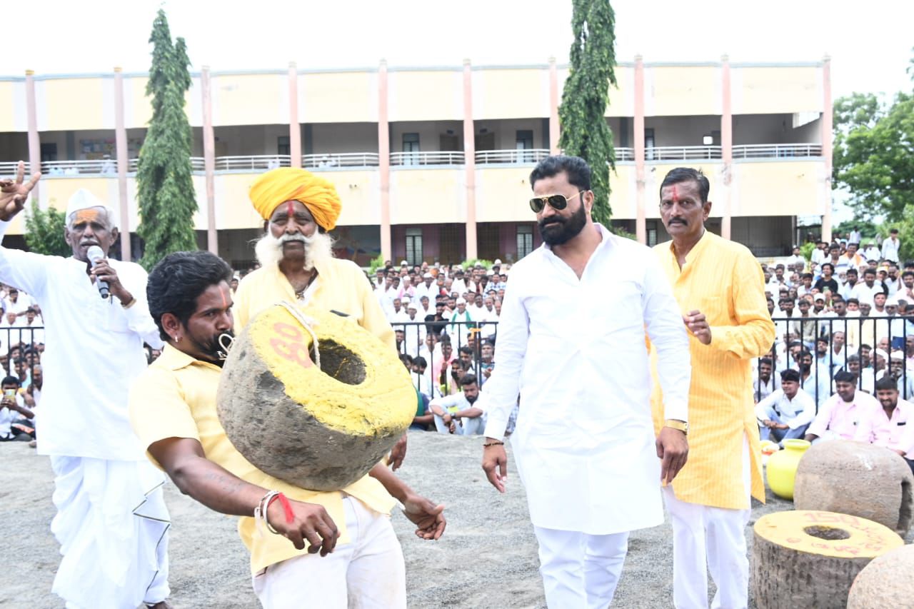 ಬಸವನಬಾಗೇವಾಡಿ ಜಾತ್ರೋತ್ಸವದಲ್ಲಿ ಜರುಗಿದ ಕಸರತ್ತು ಪ್ರದರ್ಶನ ಹಾಗೂ ಭಾರ ಎತ್ತುವ ಸ್ಪರ್ಧೆಯಲ್ಲಿ ತನ್ನ ಮೀಸೆಯಿಂದ 80 ಕೆಜಿ ಸಂಗ್ರಾಣಿ ಕಲ್ಲನ್ನು ಎತ್ತಿ ಮುತ್ತಗಿಯ ಪರಶುರಾಮ ಹೂಗಾರ ಶಕ್ತಿ ಪ್ರದರ್ಶಿಸಿದರು.