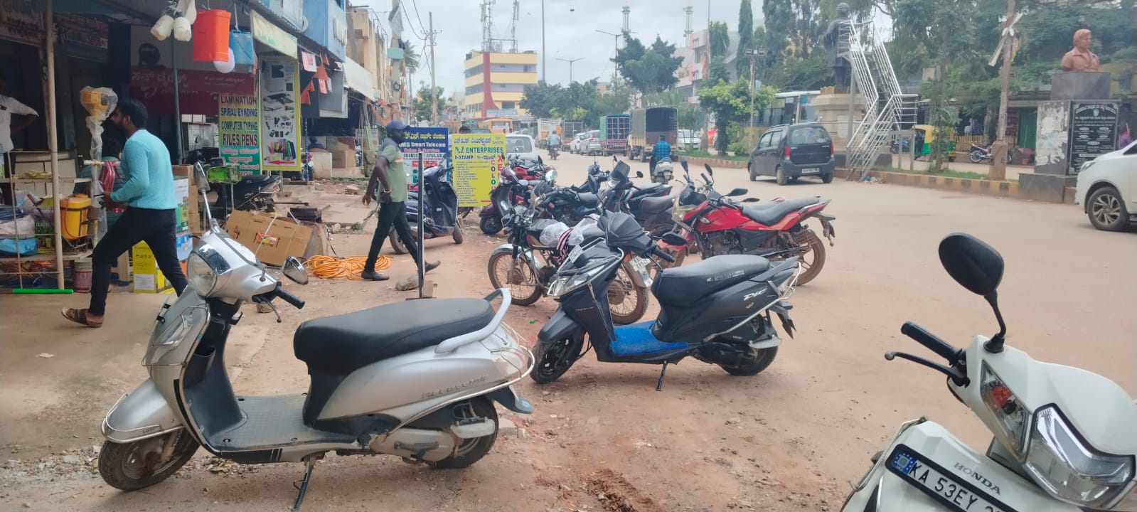 ತಾಲ್ಲೂಕು ಕಚೇರಿ ಮುಂಭಾಗ ಪಾದಚಾರಿ ಮಾರ್ಗದಲ್ಲಿ ವಾಹನಗಳ ನಿಲುಗಡೆ
