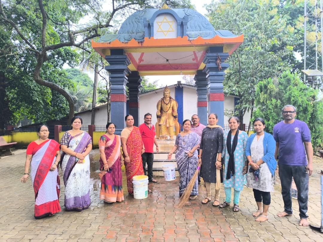 ಹಳಿಯಾಳದಲ್ಲಿ ಸ್ವಾತಂತ್ರ್ಯ ದಿನಾಚರಣೆಯ ಅಂಗವಾಗಿ ಪಟ್ಟಣದ ಬಸವೇಶ್ವರ ಸರ್ಕಲ್‌ ಬಳಿ ಪ್ರತಿಷ್ಠಾಪಿಸಲಾದ ಬಸವೇಶ್ವರ ಪ್ರತಿಮೆ ಹಾಗೂ ಆವರಣದ ಸುತ್ತಲೂ ಸ್ವಚ್ಛತಾ ಕಾರ್ಯ ನಡೆಸಲಾಯಿತು 