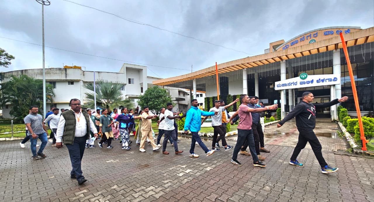 ಬೆಳಗಾವಿ ಮಹಾನಗರ ಪಾಲಿಕೆ ಆವರಣದಲ್ಲಿ ಪೌರ ಕಾರ್ಮಿಕರು ಪಥಸಂಚಲನದ ತಾಲೀಮಿನಲ್ಲಿ ಪಾಲ್ಗೊಂಡಿರುವುದು.
ಪ್ರಜಾವಾಣಿ ಚಿತ್ರ: ಏಕನಾಥ ಅಗಸಿಮನಿ
