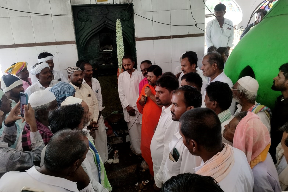 ಕವಿತಾಳದ ಲಾಡ್ಲೆ ಮಶಾಕ್‌ ದರ್ಗಾಕ್ಕೆ ಗುರುವಾರ ಭೇಟಿ ನೀಡಿದ ಕಲ್ಮಠದ ಅಭಿನವ ಸಿದ್ದಲಿಂಗ ಸ್ವಾಮೀಜಿ ಭಕ್ತರನ್ನು ಉದ್ದೇಶಿಸಿ ಮಾತನಾಡಿದರು.