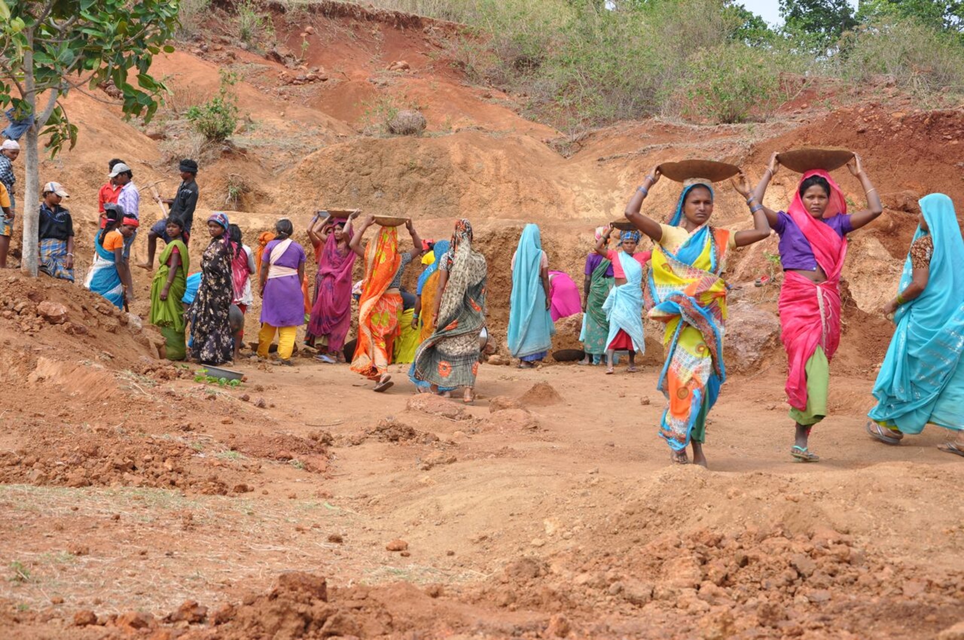ನರೇಗಾ ಅಡಿ ಕೆರೆ ಹೂಳೆತ್ತುವ ಕಾಮಗಾರಿಯಲ್ಲಿ ಮಹಿಳೆಯರ ಸಹಭಾಗಿತ್ವ