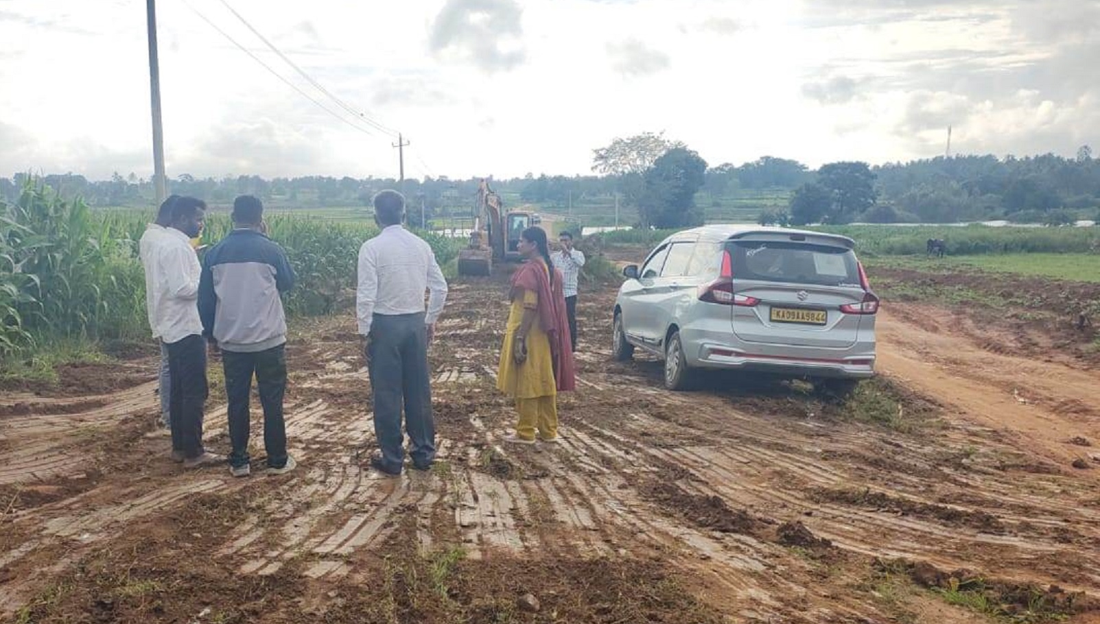 ರಸ್ತೆ ನಿರ್ಮಾಣ ಕಾಮಗಾರಿ ಪ್ರಾರಂಭವಾಗಿರುವುದನ್ನು ಎಇಇ ವೆಂಕಟಲಕ್ಷ್ಮಿ ವೀಕ್ಷಿಸಿದರು.