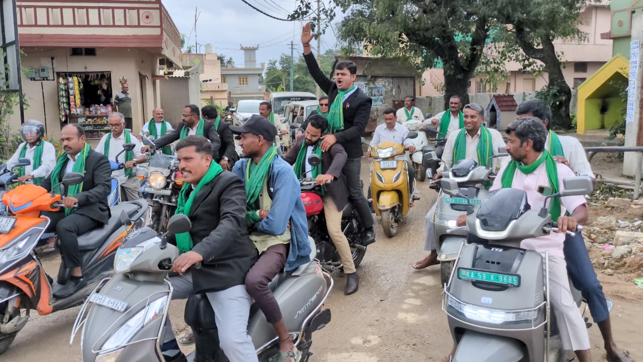 ರೈತರ ಹೋರಾಟ ಬೆಂಬಲಿಸಿ ವಕೀಲರು ಬೈಕ್ ರ‍್ಯಾಲಿ ನಡೆಸಿದರು