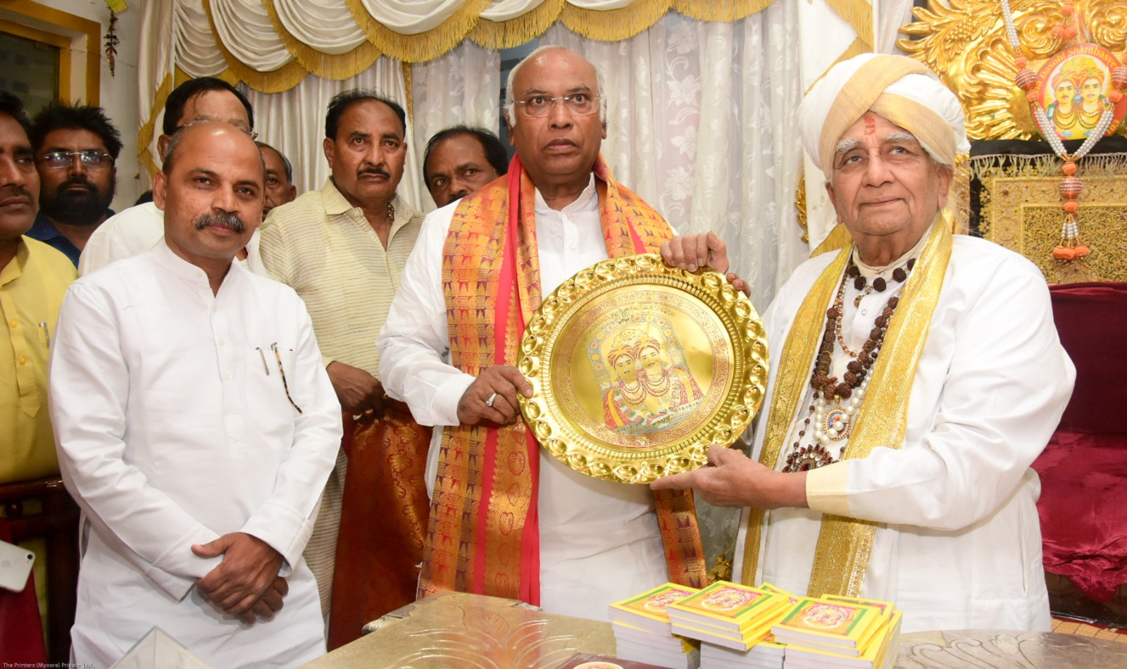 ಎಐಸಿಸಿ ಅಧ್ಯಕ್ಷ ಮಲ್ಲಿಕಾರ್ಜುನ ಅವರಿಗೆ ಶರಣಬಸವಪ್ಪ ಅವರು ಸ್ಮರಣಿಕೆ ನೀಡಿದ್ದರು