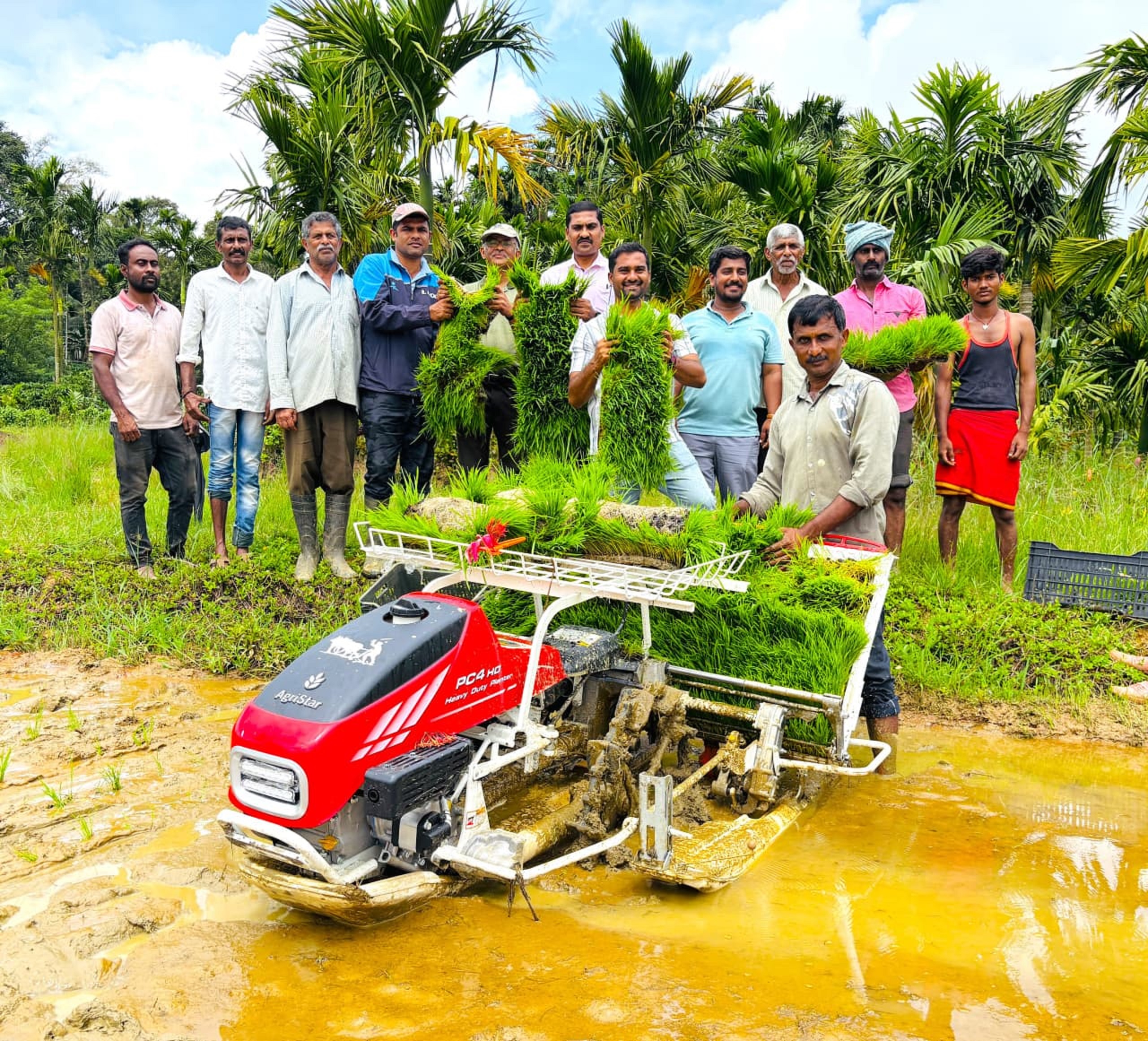ಪೊನ್ನಂಪೇಟೆ ತಾಲ್ಲೂಕಿನ ಬೇಗೂರು ಸಮೀಪ ಗೋಣಿಕೊಪ್ಪಲಿನ ಕೃಷಿ ವಿಜ್ಞಾನ ಕೇಂದ್ರ ಮತ್ತು ಕೃಷಿ ಇಲಾಖೆಯ ವತಿಯಿಂದ ‘ತೆಲಂಗಾಣ ಸೋನಾ’ ಎನಿಸಿದ ಆರ್.ಎನ್.ಆರ್-15048 ಭತ್ತದ ತಳಿಯನ್ನು ಈಚೆಗೆ ನಾಟಿ ಮಾಡಲಾಯಿತು