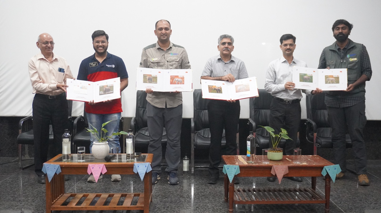 ಆನೇಕಲ್ ತಾಲ್ಲೂಕಿನ ಬನ್ನೇರುಘಟ್ಟ ಜೈವಿಕ ಉದ್ಯಾನದಲ್ಲಿ ವಿಶ್ವ ಆನೆ ದಿನದ ಪ್ರಯುಕ್ತ ಆನೆ ಪೋಸ್ಟ್ ಕಾರ್ಡ್ ಬಿಡುಗಡೆ ಮಾಡಲಾಯಿತು