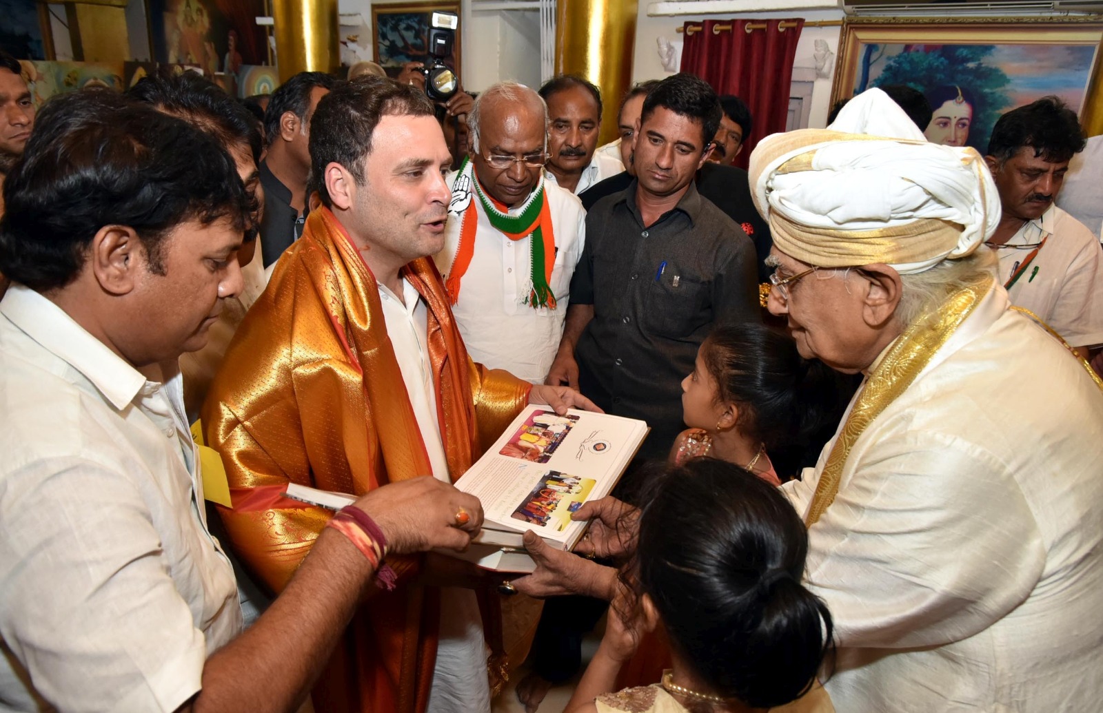 2018ರಲ್ಲಿ ಕಲಬುರಗಿಯ ಶರಣಬಸವೇಶ್ವರ ದೇವಸ್ಥಾನಕ್ಕೆ ಭೇಟಿ ನೀಡಿದ್ದ ರಾಹುಲ್ ಗಾಂಧಿ ಅವರಿಗೆ ಸನ್ಮಾನಿಸಿದ್ದ ಶರಣಬಸವಪ್ಪ ಅಪ್ಪ
