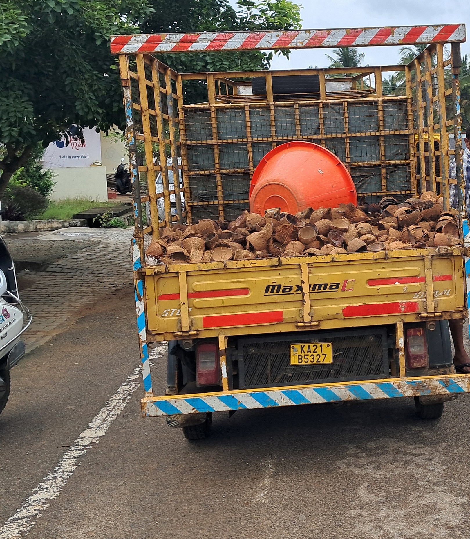 ಚನ್ನರಾಯಪಟ್ಟಣ ತಾಲ್ಲೂಕಿನ ಹಿರೀಸಾವೆ ಹೋಬಳಿಯಲ್ಲಿ ಮನೆಗಳಿಗೆ ತೆರಳಿ ತೆಂಗಿನ ಚಿಪ್ಪು ಖರೀದಿಸಲಾಗುತ್ತಿದೆ