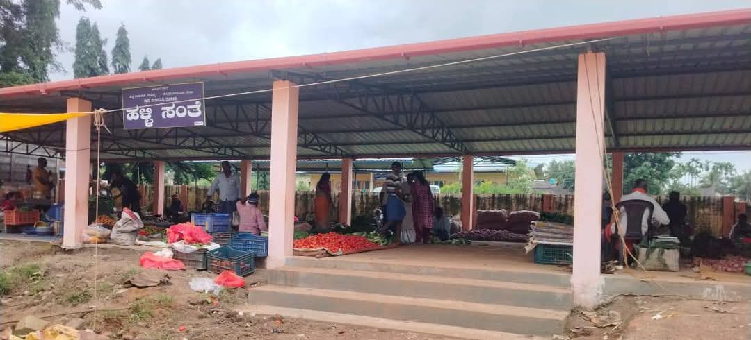 ಸೊರಬ ತಾಲ್ಲೂಕಿನ ದೂಗೂರು ಗ್ರಾ.ಪಂ ವ್ಯಾಪ್ತಿಯಲ್ಲಿ ನರೇಗಾ ಯೋಜನೆಯಡಿ ನಿರ್ಮಾಣಗೊಂಡ ಸುಸಜ್ಜಿತ ಹಳ್ಳಿಸಂತೆ ಮಾರುಕಟ್ಟೆ 