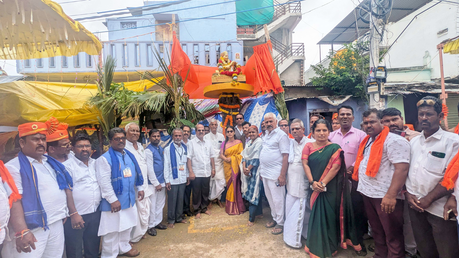 ಸಿಂಧನೂರಿನ ದೇವರಾಜ ಅರಸು ಮಾರುಕಟ್ಟೆಯ ಆವರಣದಲ್ಲಿ ರಾಜ್ಯದಲ್ಲಿ ಪ್ರಪ್ರಥಮ ಬಾರಿಗೆ ಪ್ರತಿಷ್ಠಾಪಿಸಲ್ಪಟ್ಟ ನುಲಿಯ ಚಂದಯ್ಯನ ಕಂಚಿನ ಪ್ರತಿಮೆಯನ್ನು ಮಾಜಿ ಸಂಸದ ಕೆ.ವಿರೂಪಾಕ್ಷಪ್ಪ ಅನಾವರಣಗೊಳಿಸಿದರು
