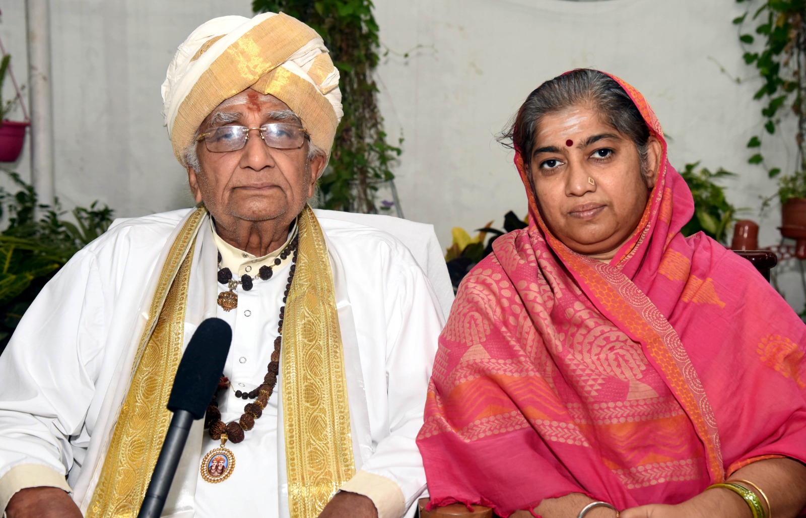 ಶರಸಬಸವಪ್ಪ ಅವರು ಪತ್ನಿ ದಾಕ್ಷಾಯಣಿ ಅಪ್ಪ ಅವರೊಂದಿಗೆ