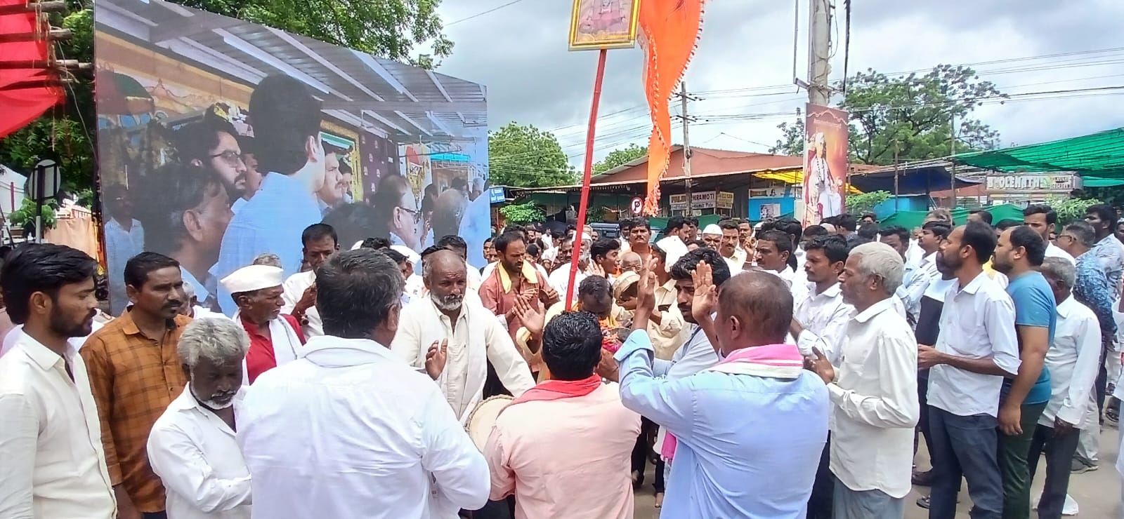 ಕಲಬುರಗಿಯ ಶರಣಬಸವೇಶ್ವರ ದೇವಸ್ಥಾನದ ಬಳಿ ಭಕ್ತರು ಶರಣಬಸವಪ್ಪ ಅಪ್ಪ ಅವರ ಅಂತಿಮ ದರ್ಶನಕ್ಕೆ ಭಜನೆ ಮಾಡುತ್ತಾ ಬಂದರು