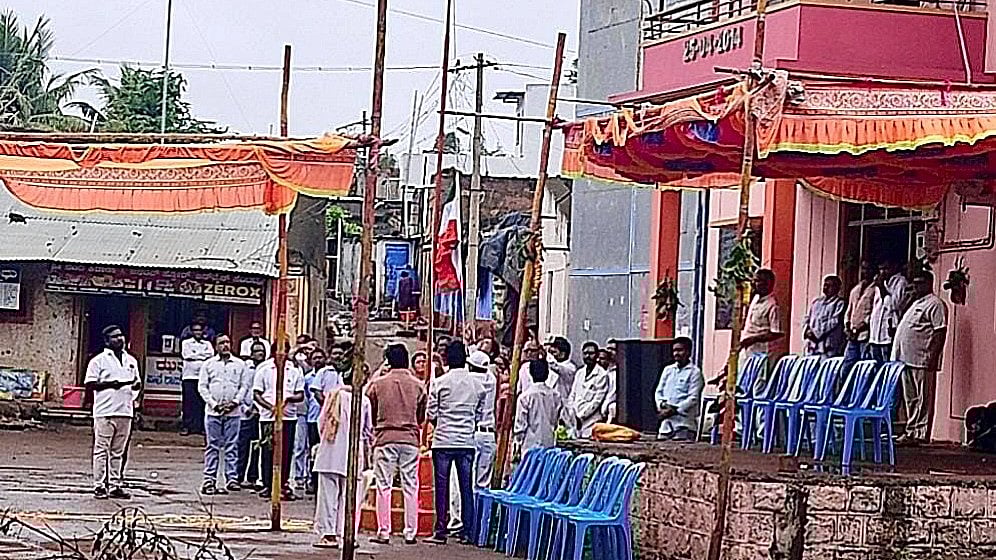 ಬೆಳಗಾವಿ | ಅಥಣಿಯ ನದಿ ಇಂಗಳಗಾಂವ ಗ್ರಾಮ: ತಲೆ ಕೆಳಗಾಗಿ ಹಾರಿದ ರಾಷ್ಟ್ರಧ್ವಜ