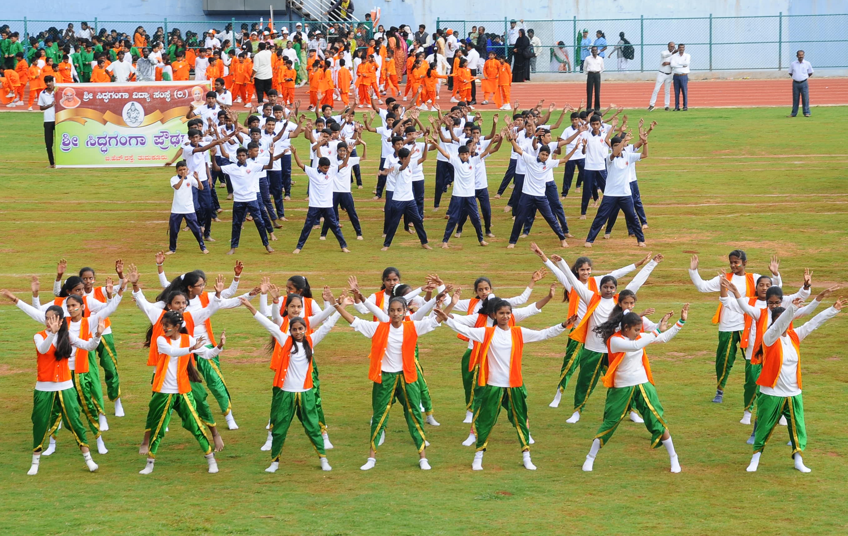 ಕಾರ್ಯಕ್ರಮದಲ್ಲಿ ಸಿದ್ಧಗಂಗಾ ಪ್ರೌಢಶಾಲಾ ವಿದ್ಯಾರ್ಥಿಗಳು ನೃತ್ಯ ಪ್ರದರ್ಶಿಸಿದರು